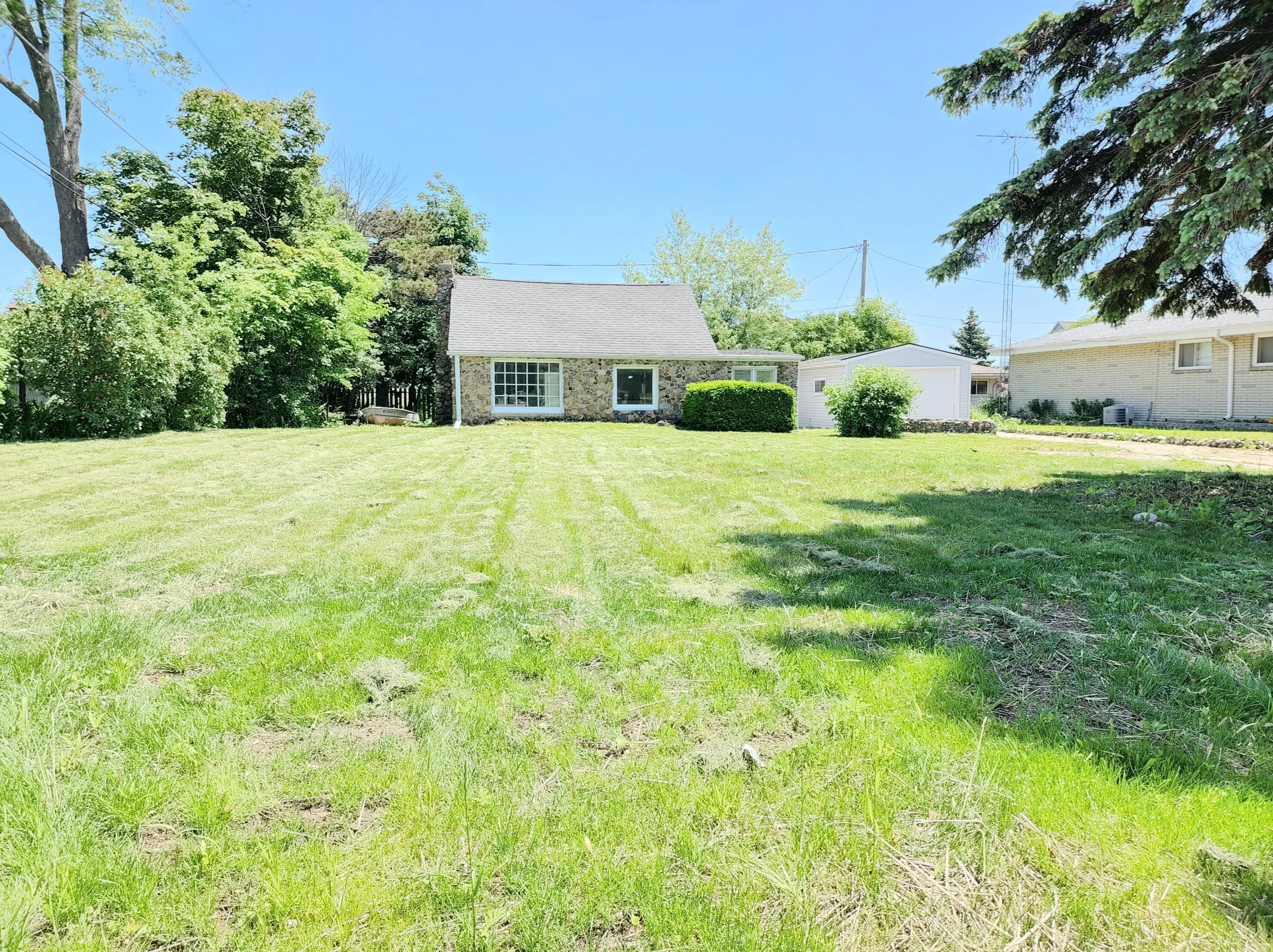 705 Nicholson Ave, South Milwaukee WI  53172-1446 exterior