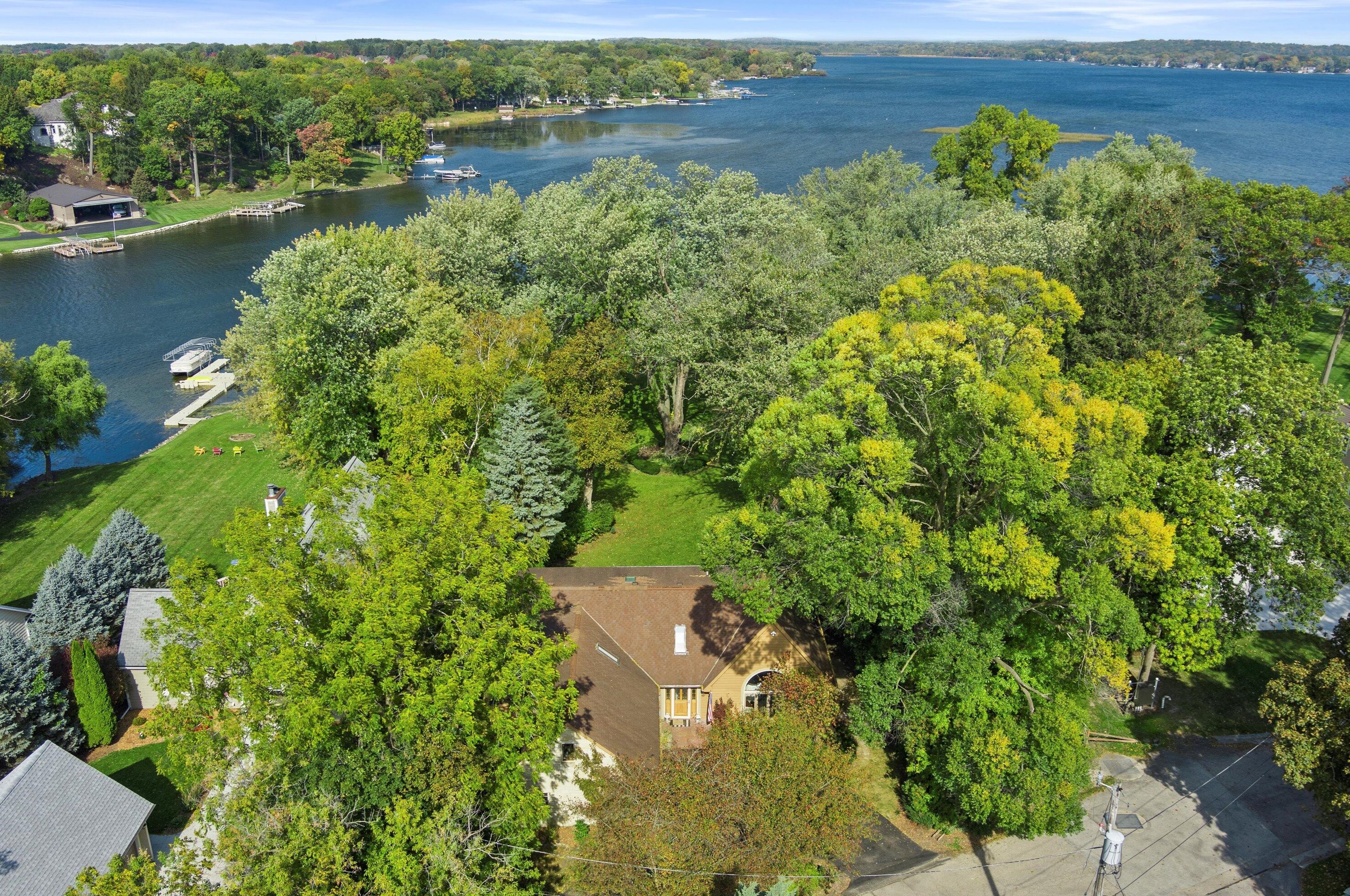 931 Lake Dr, Delafield WI  53018-1609 exterior
