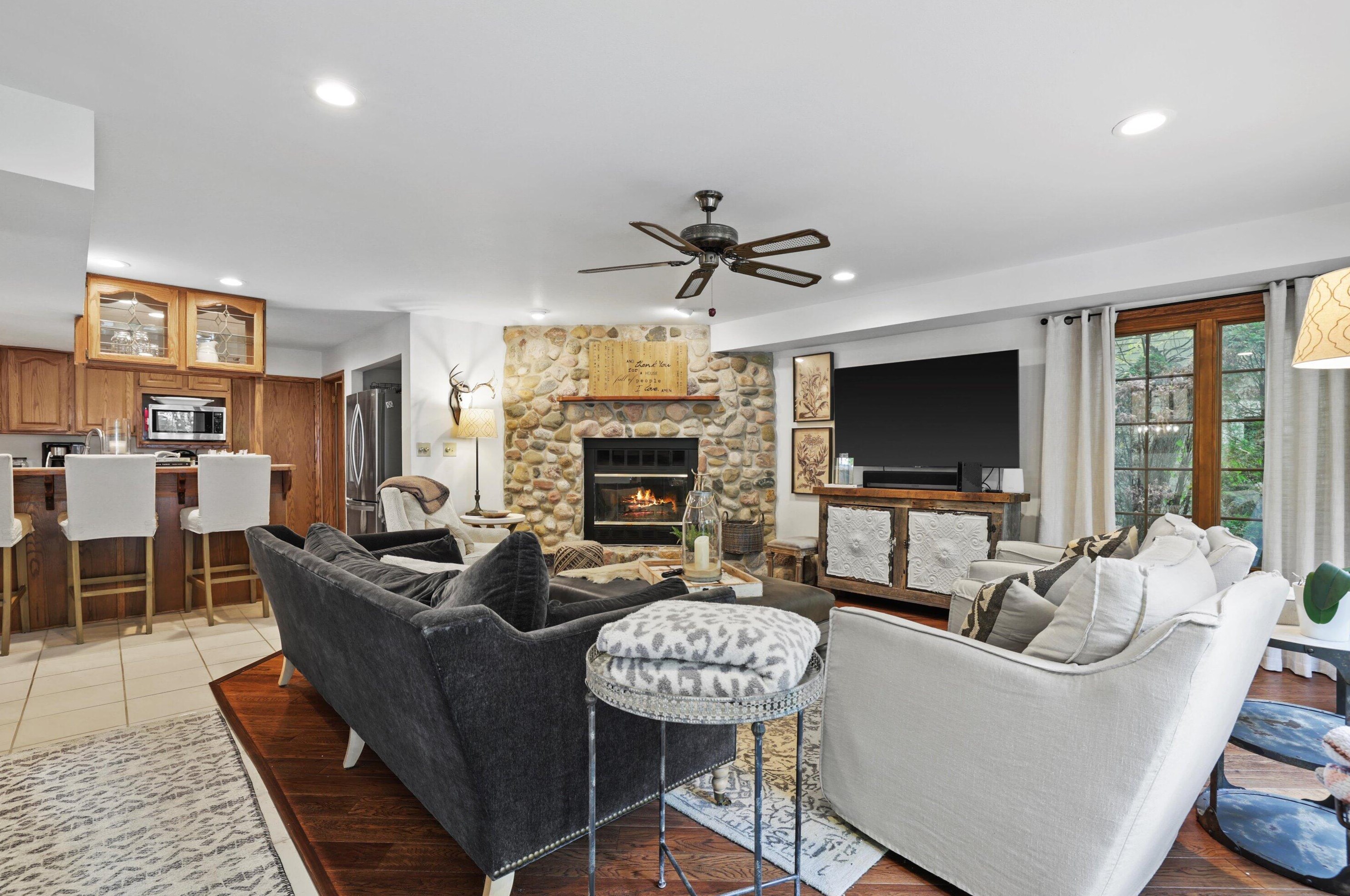 931 Lake Dr, Delafield WI  53018-1609 exterior