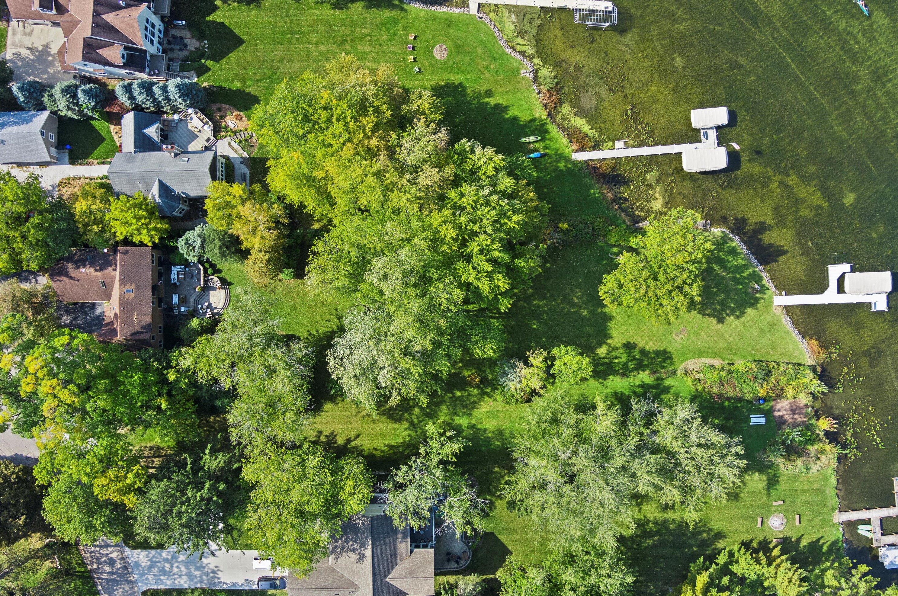 931 Lake Dr, Delafield WI  53018-1609 exterior