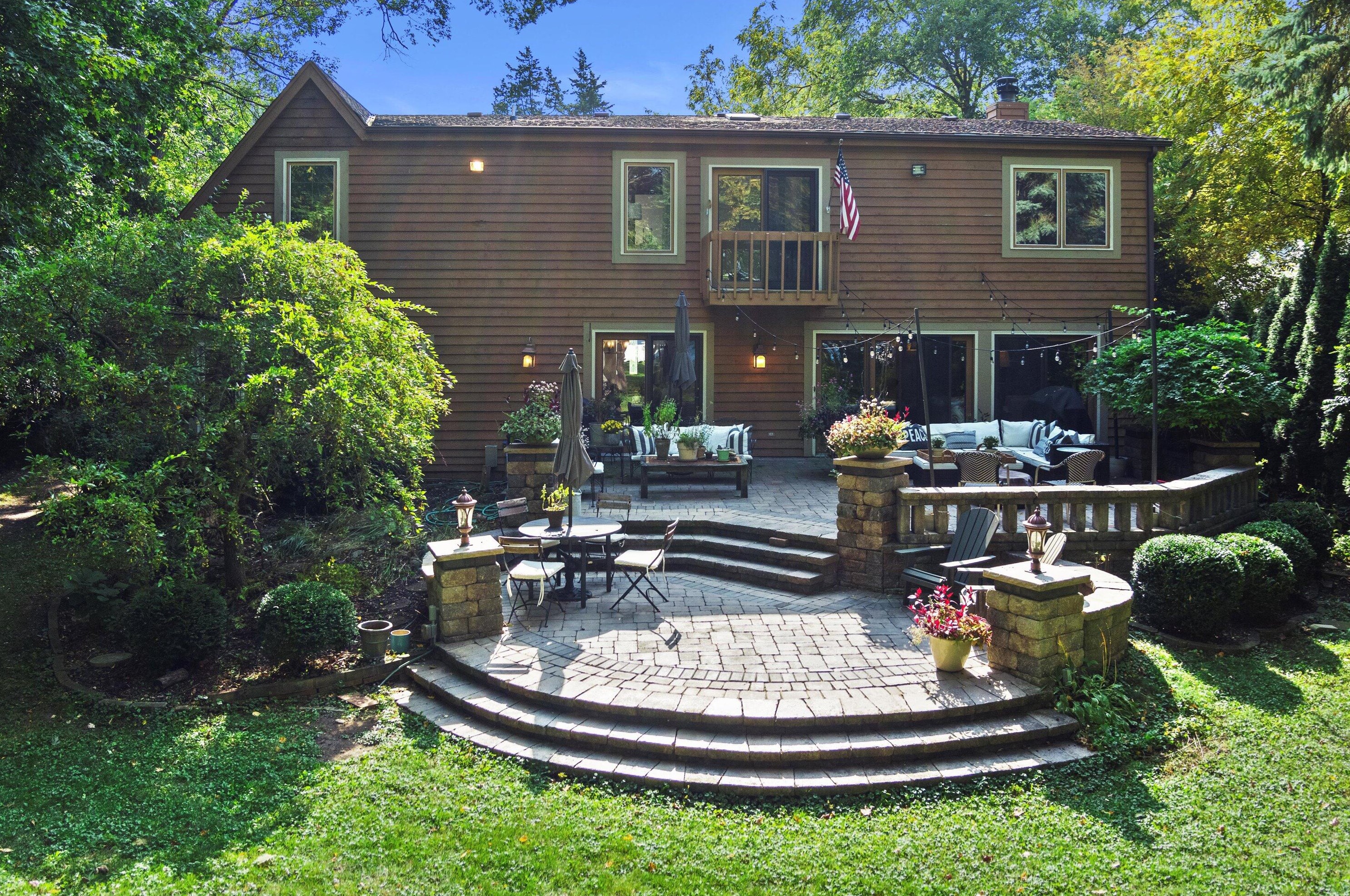 931 Lake Dr, Delafield WI  53018-1609 exterior