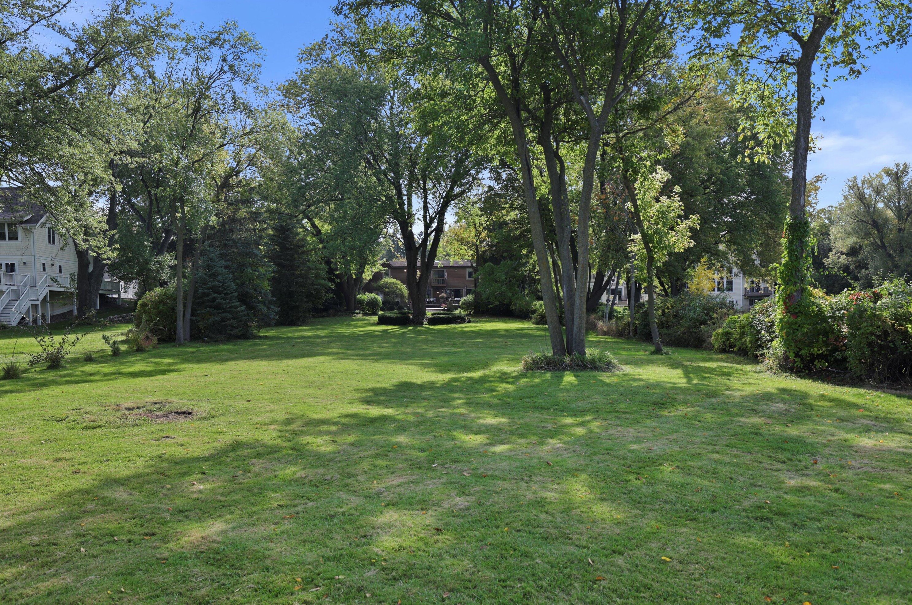 931 Lake Dr, Delafield WI  53018-1609 exterior