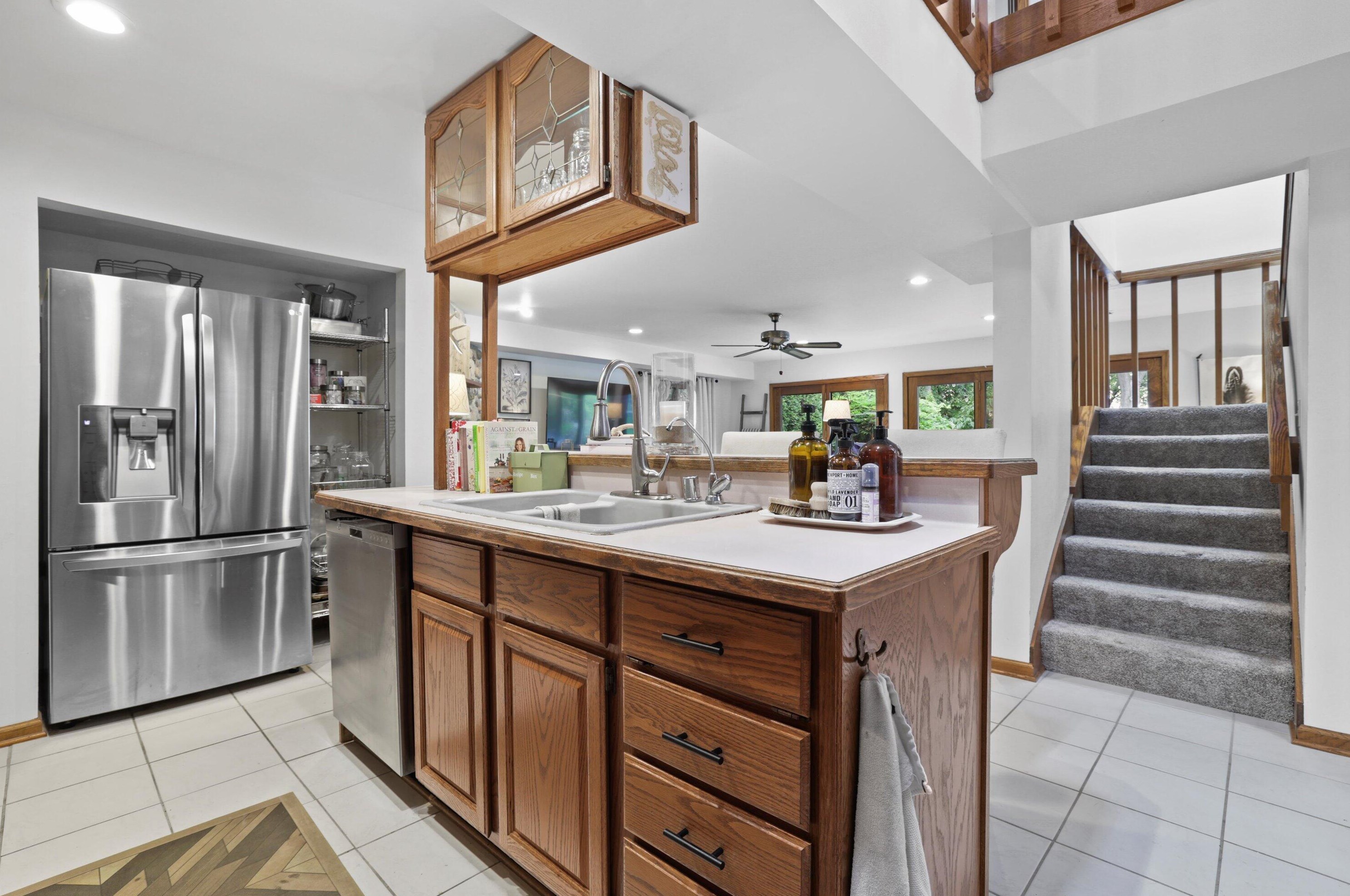 931 Lake Dr, Delafield WI  53018-1609 exterior
