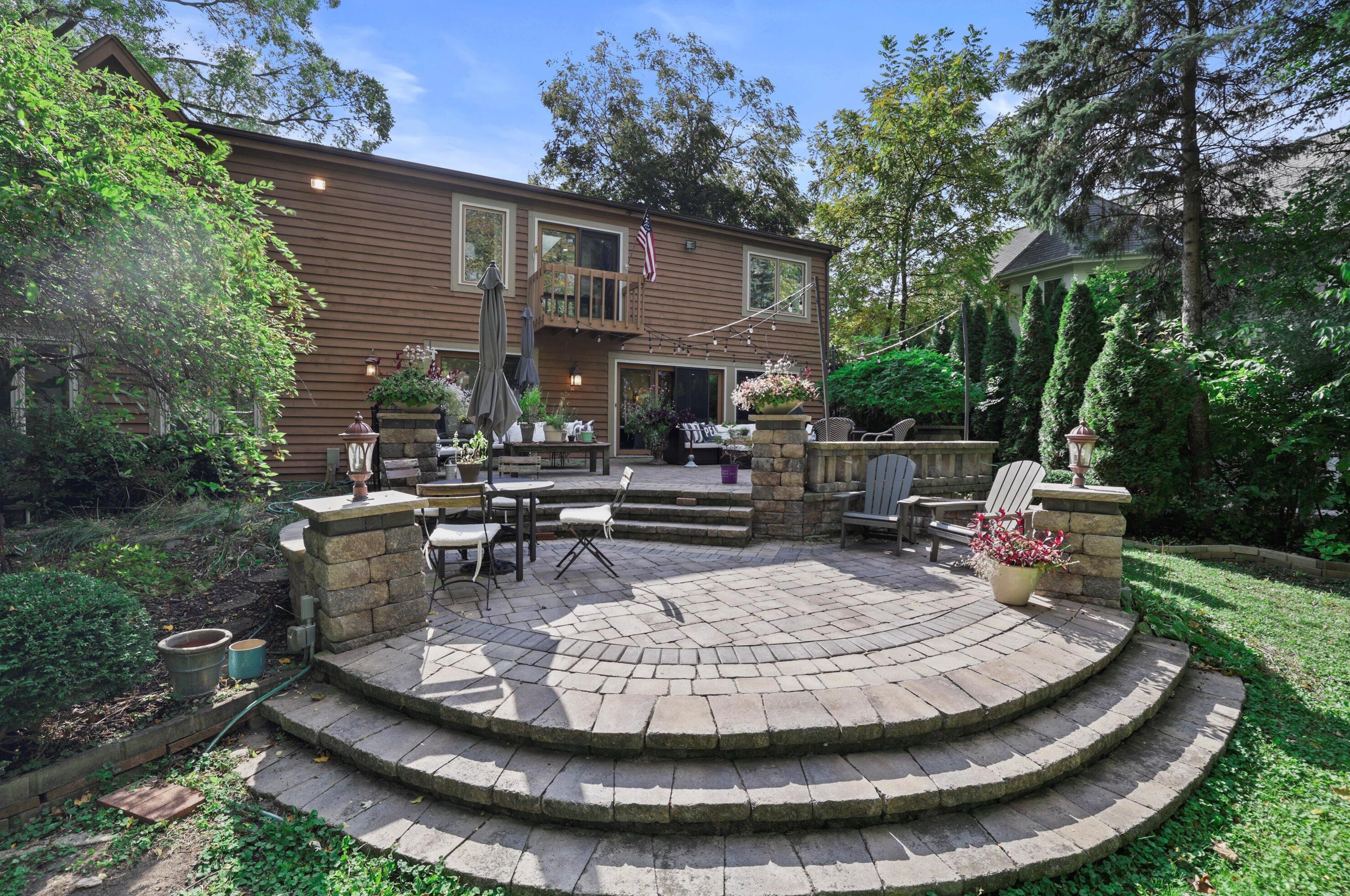 931 Lake Dr, Delafield WI  53018-1609 exterior
