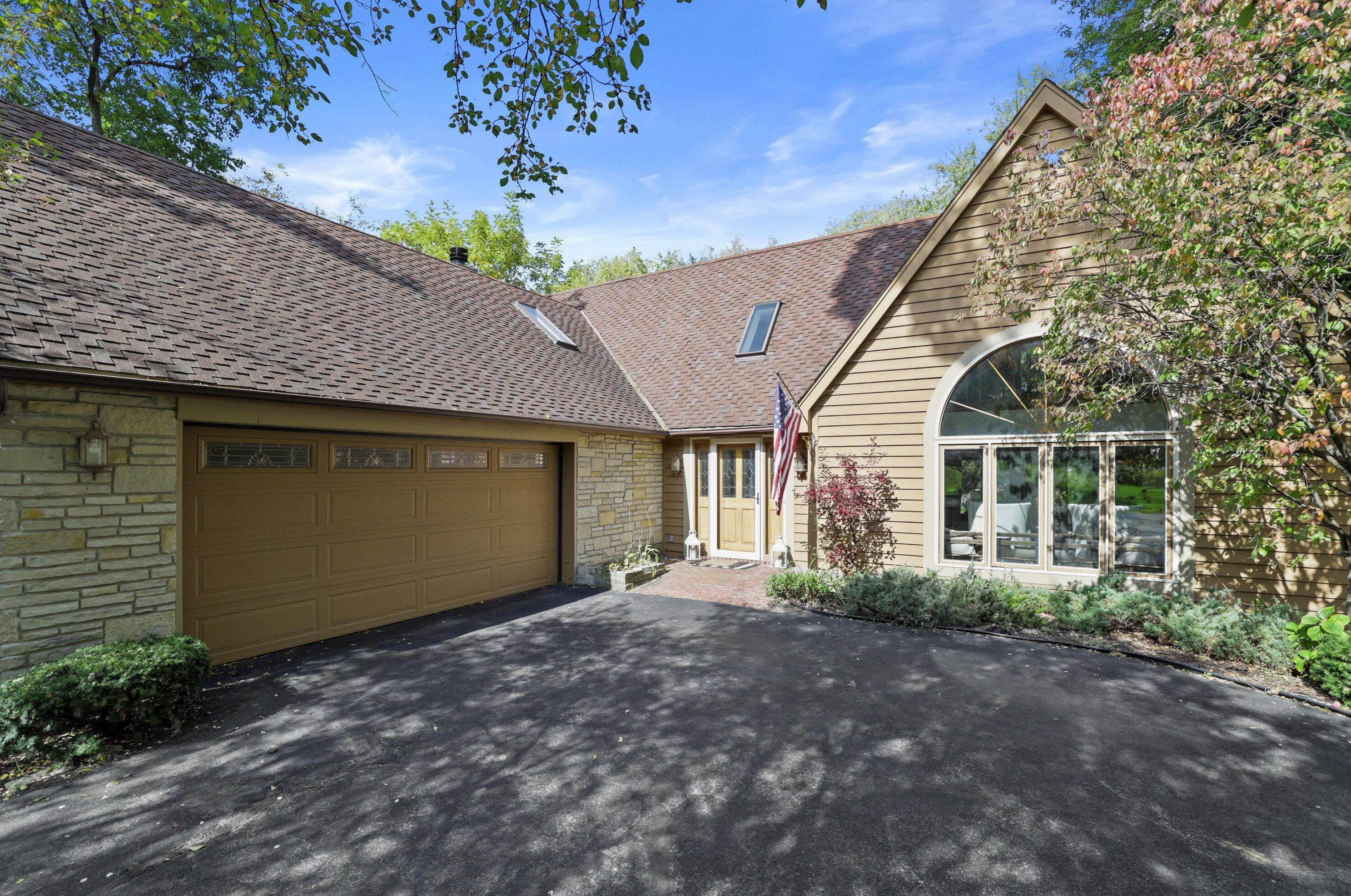 931 Lake Dr, Delafield WI  53018-1609 exterior