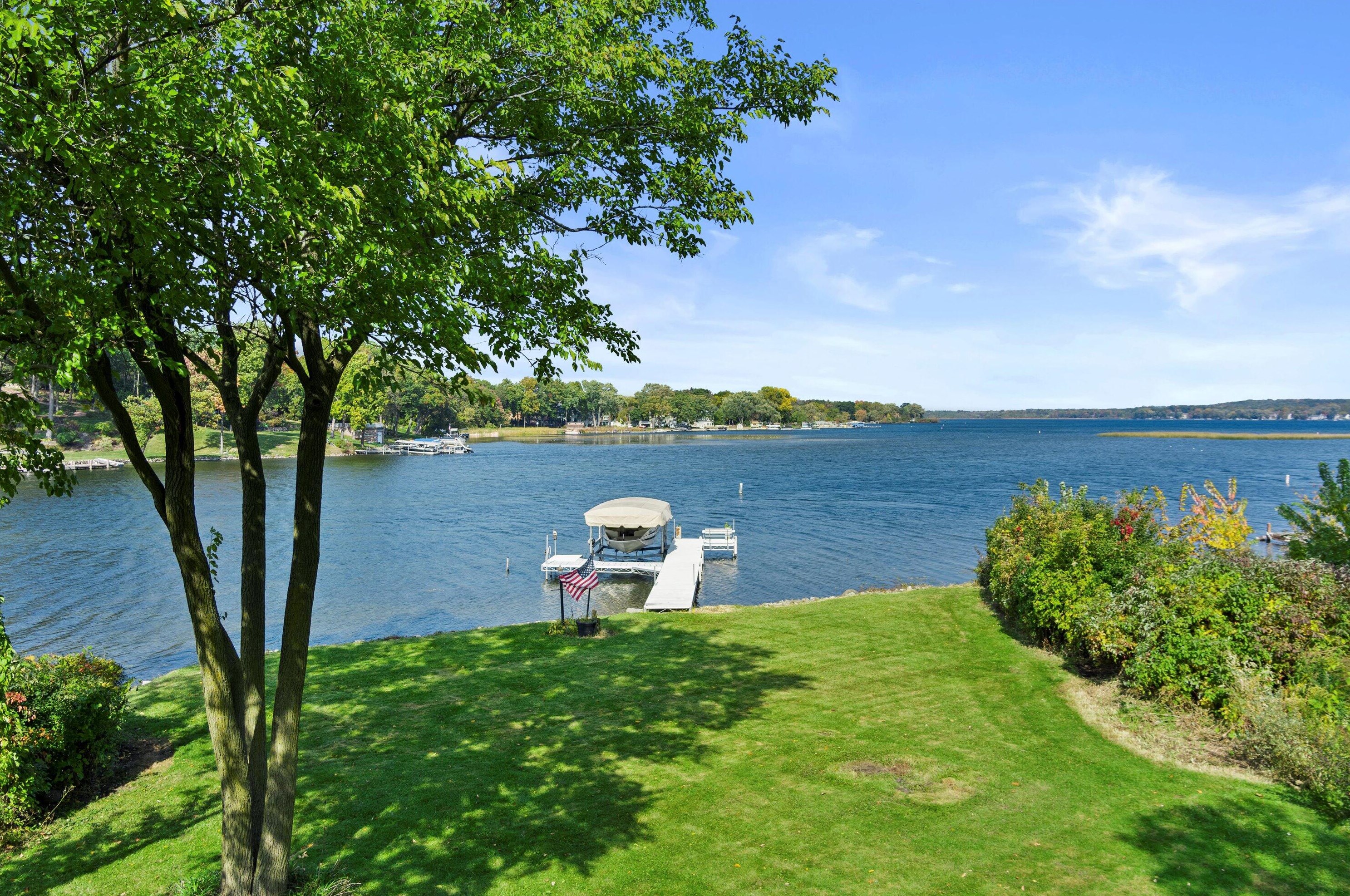 931 Lake Dr, Delafield WI  53018-1609 exterior