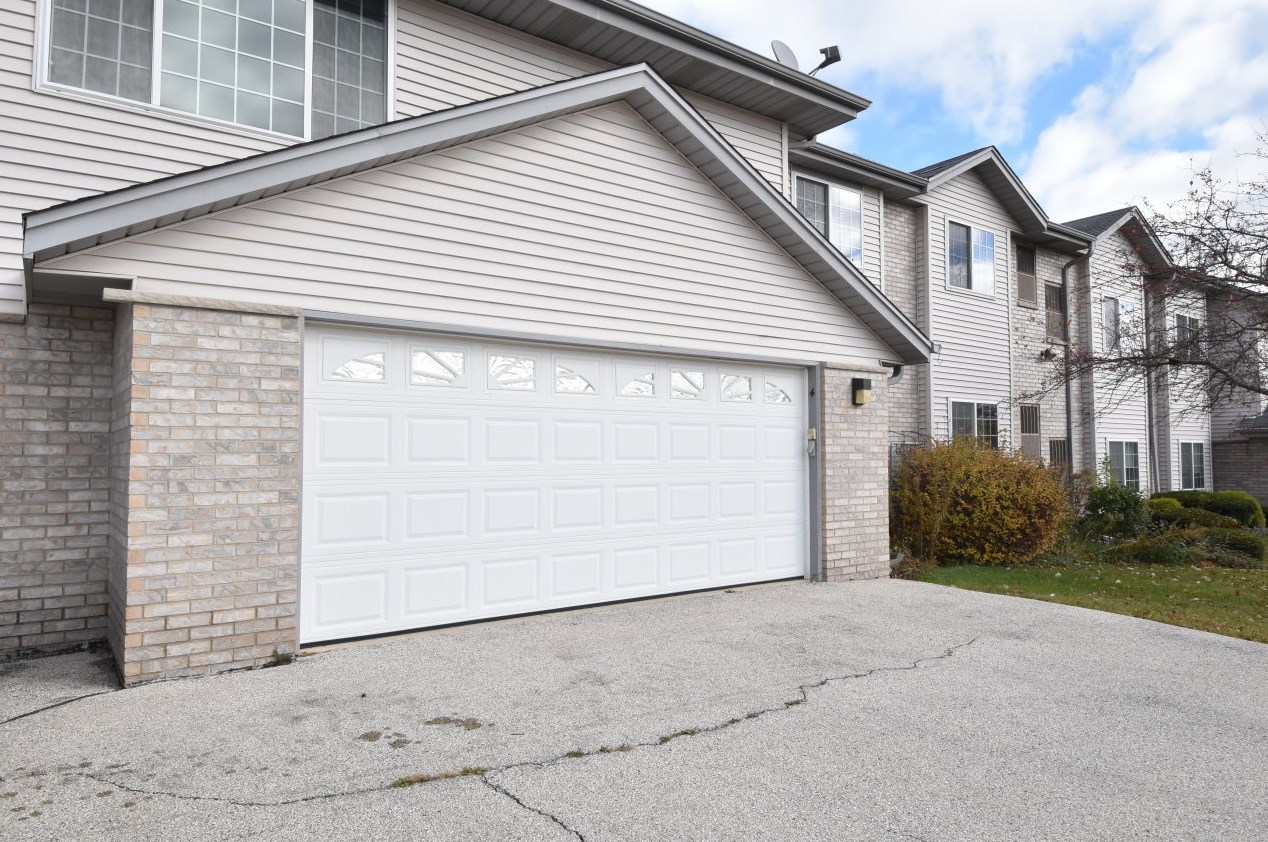 235 Aspen Dr, Oak Creek WI  53154-4484 exterior