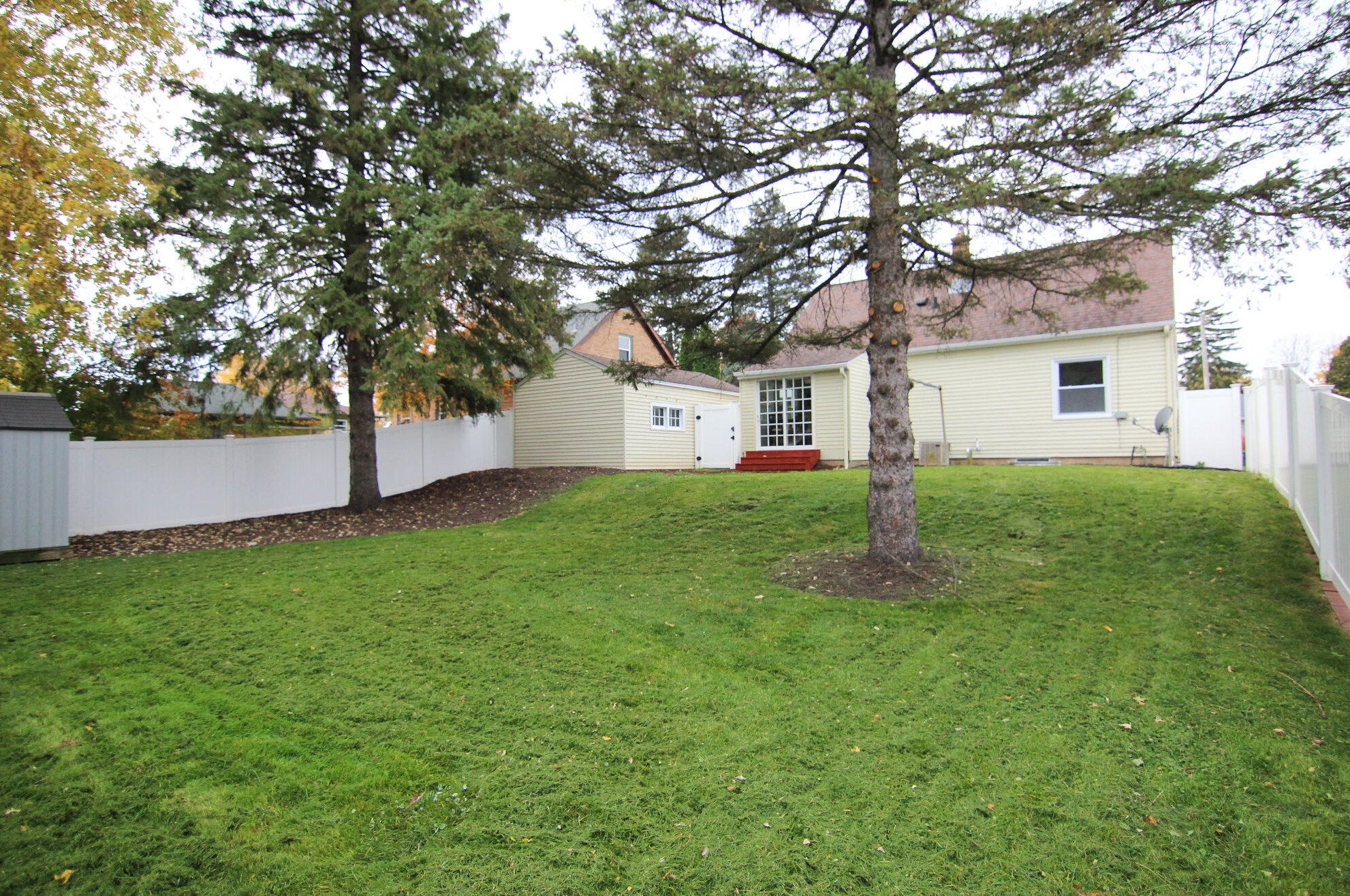 1044 7th Ave, Grafton WI  53024-1810 exterior