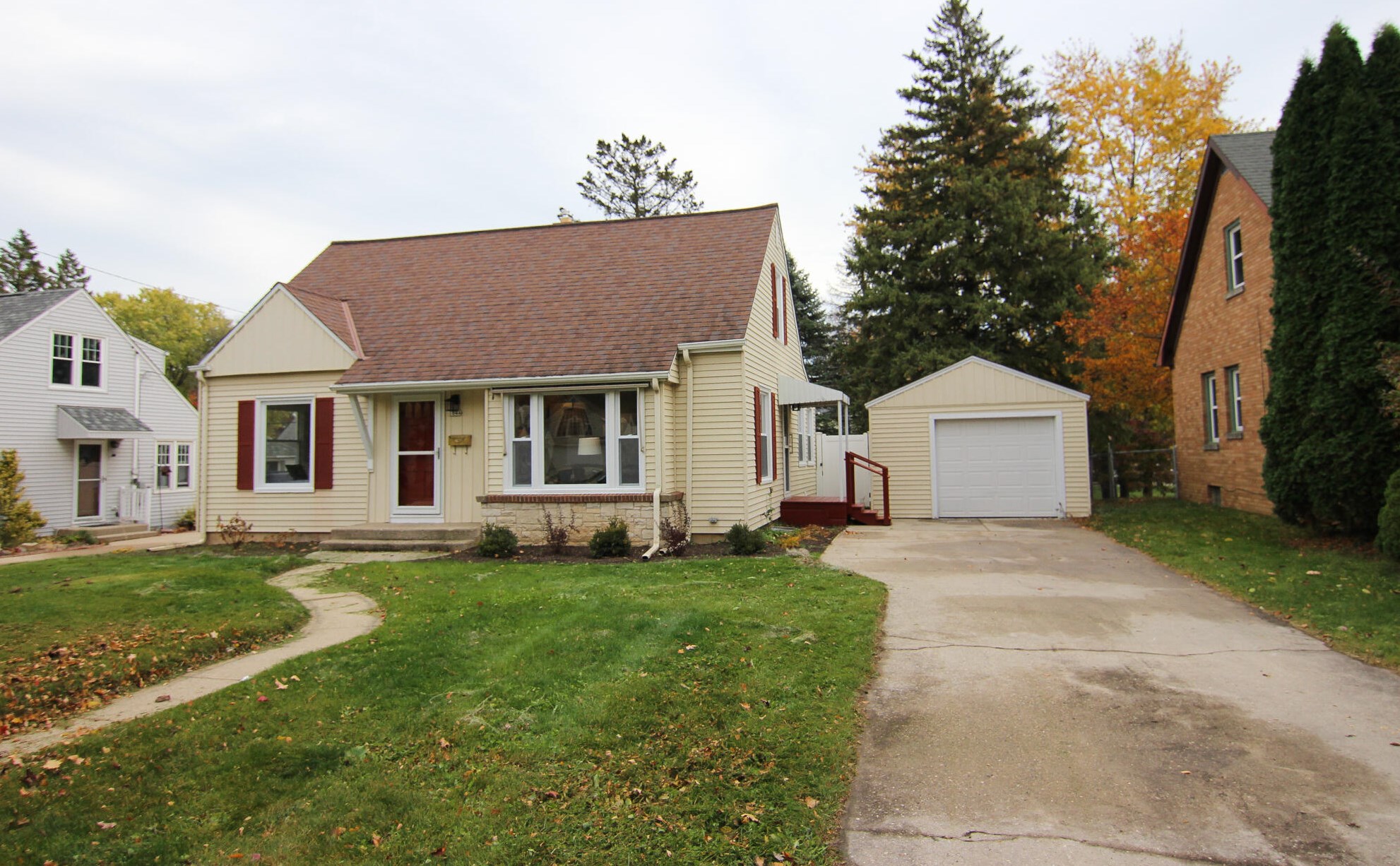 1044 7th Ave, Grafton WI  53024-1810 exterior