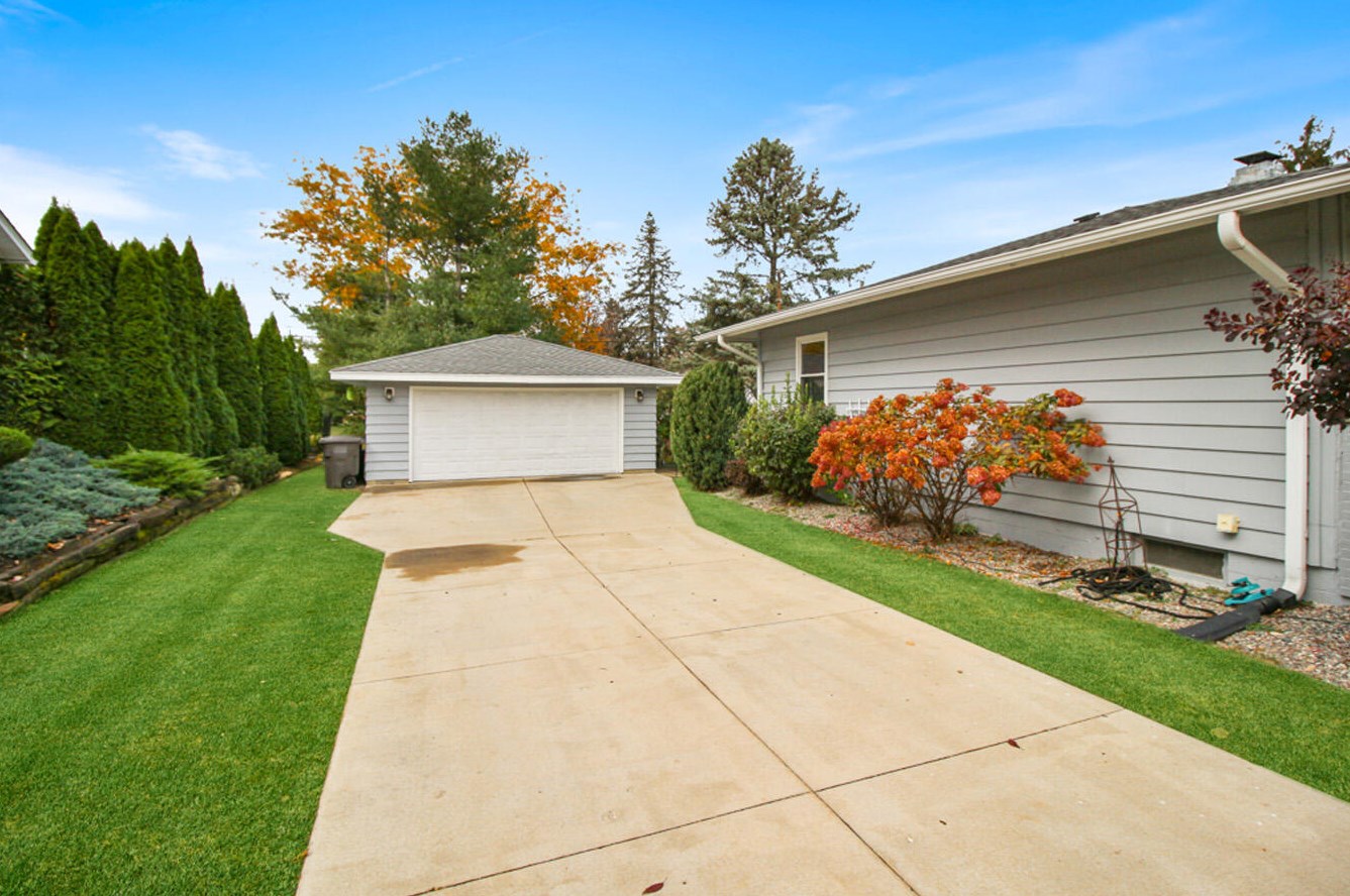 1032 Bonnie Brae Ln, Lake Geneva, WI 53147