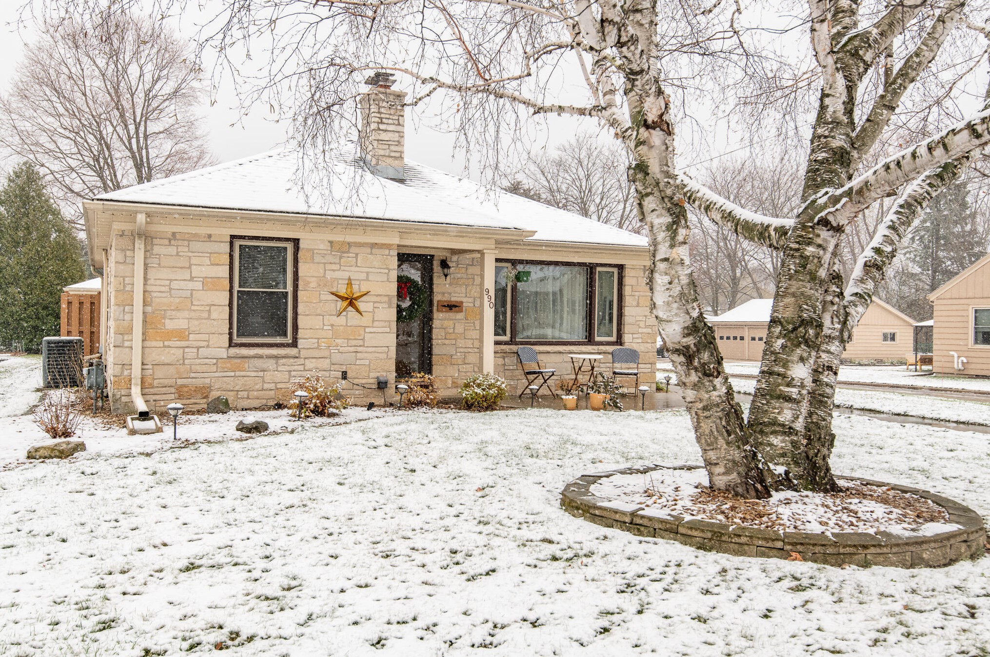 990 13th Ave, Grafton WI  53024-1512 exterior