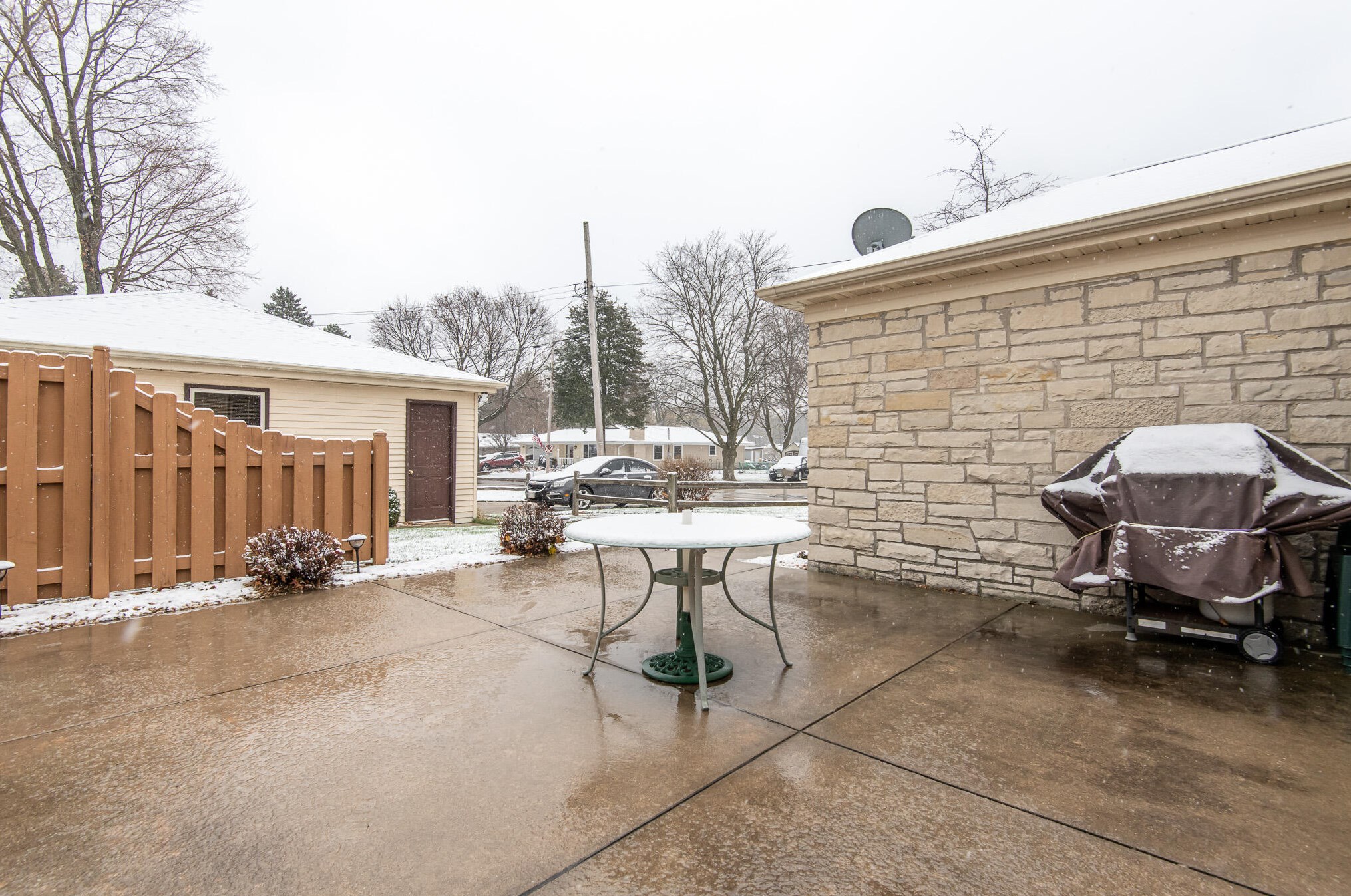 990 13th Ave, Grafton WI  53024-1512 exterior
