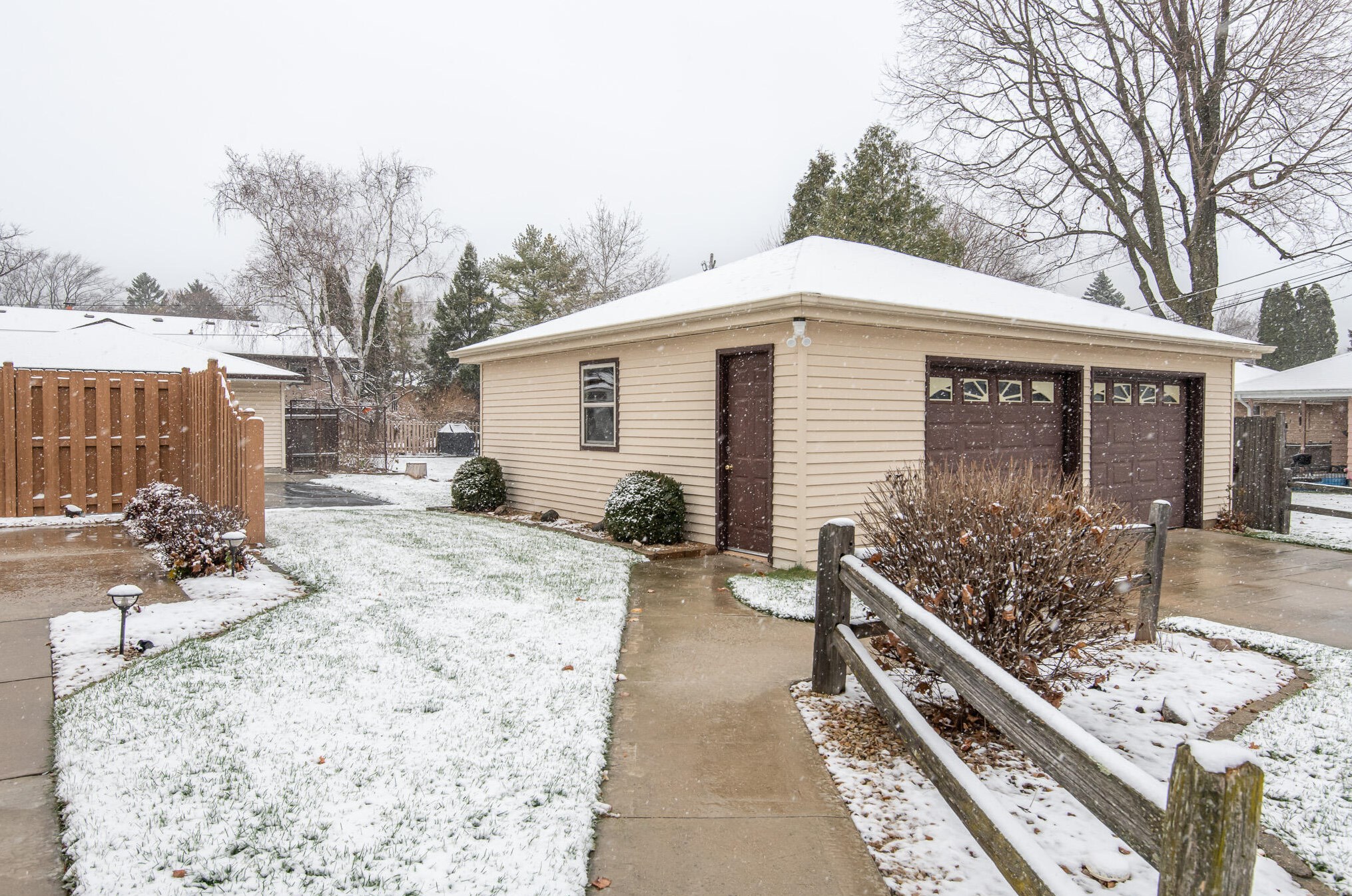 990 13th Ave, Grafton WI  53024-1512 exterior