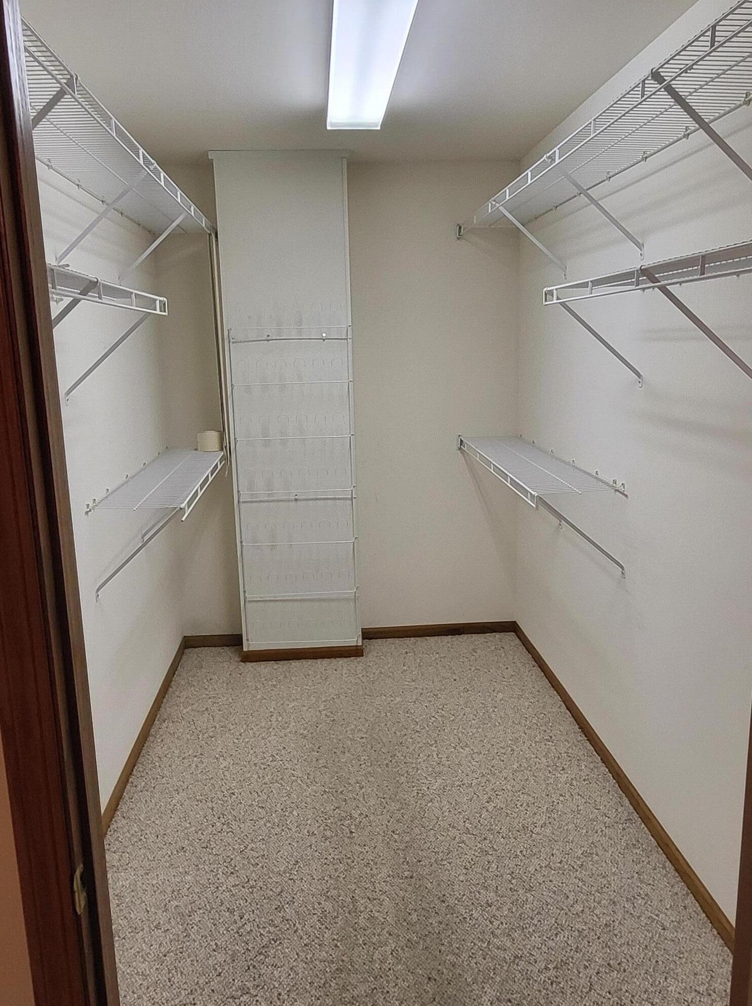 651 Hartford Sq, Hartford WI  53027-1977 exterior