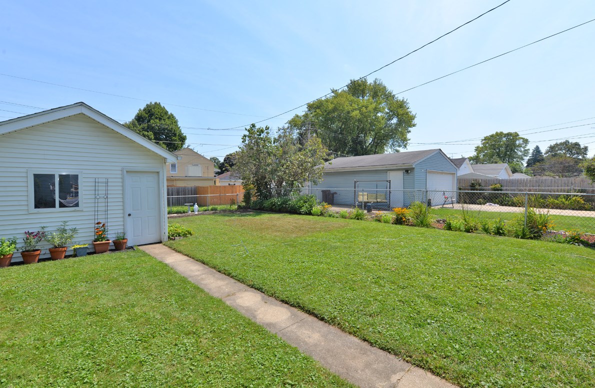 1423 Monroe Ave, Racine WI  53405-3247 exterior