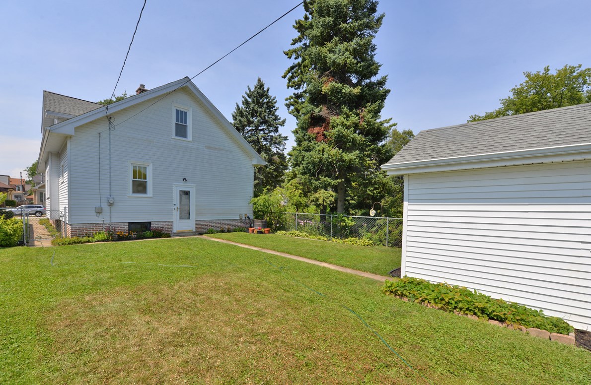 1423 Monroe Ave, Racine WI  53405-3247 exterior