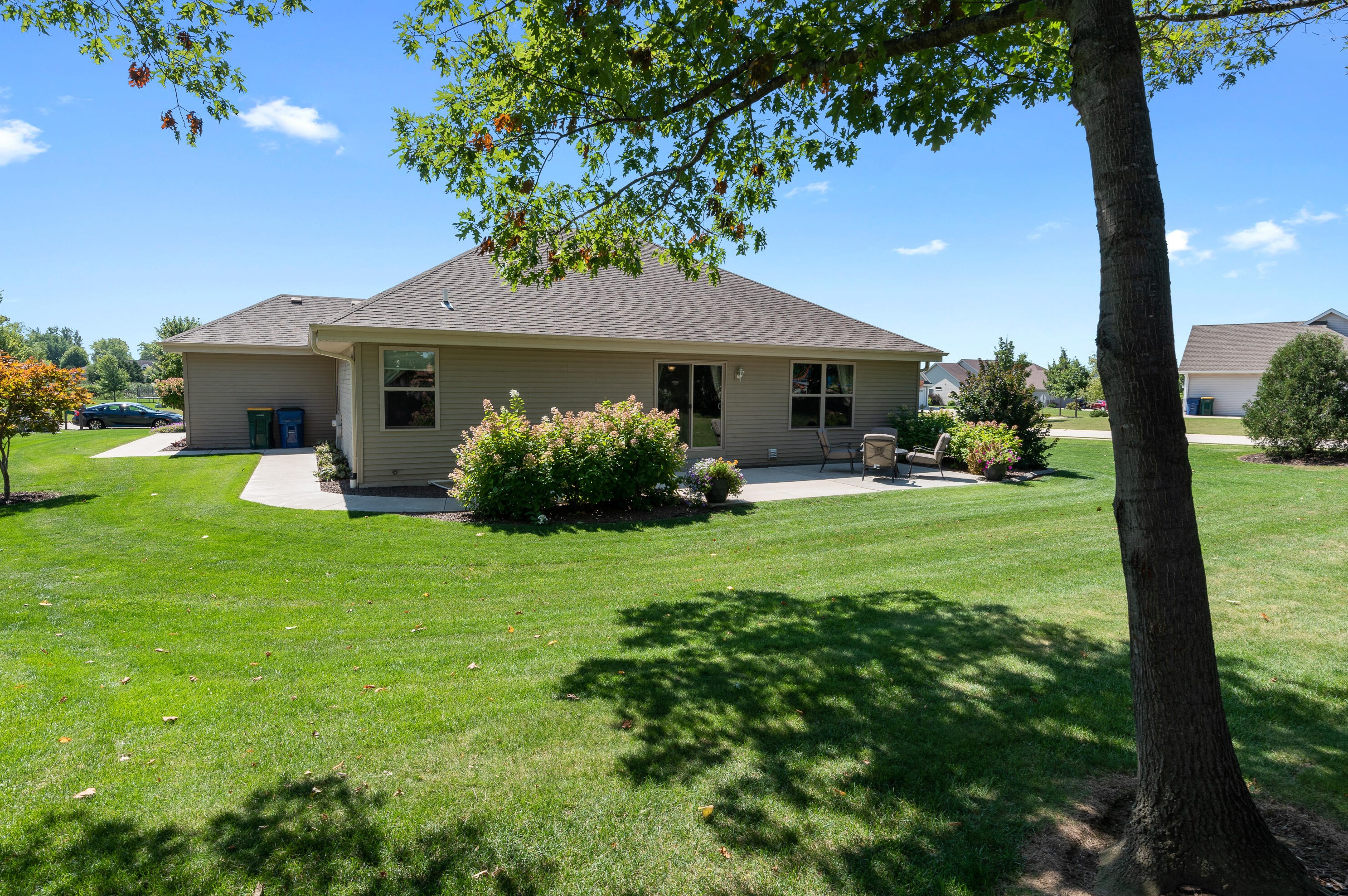 3880 Green Meadows Ct, Oak Creek WI  53154-6653 exterior