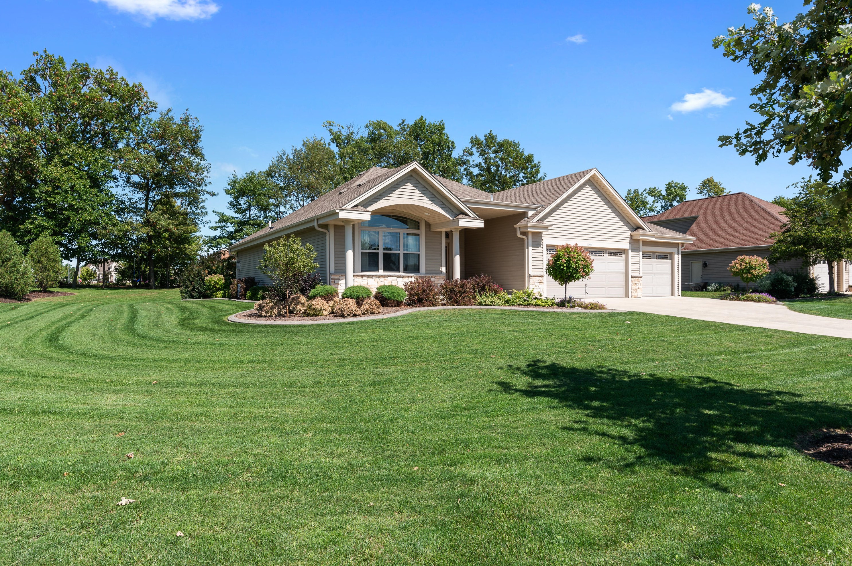 3880 Green Meadows Ct, Oak Creek WI  53154-6653 exterior