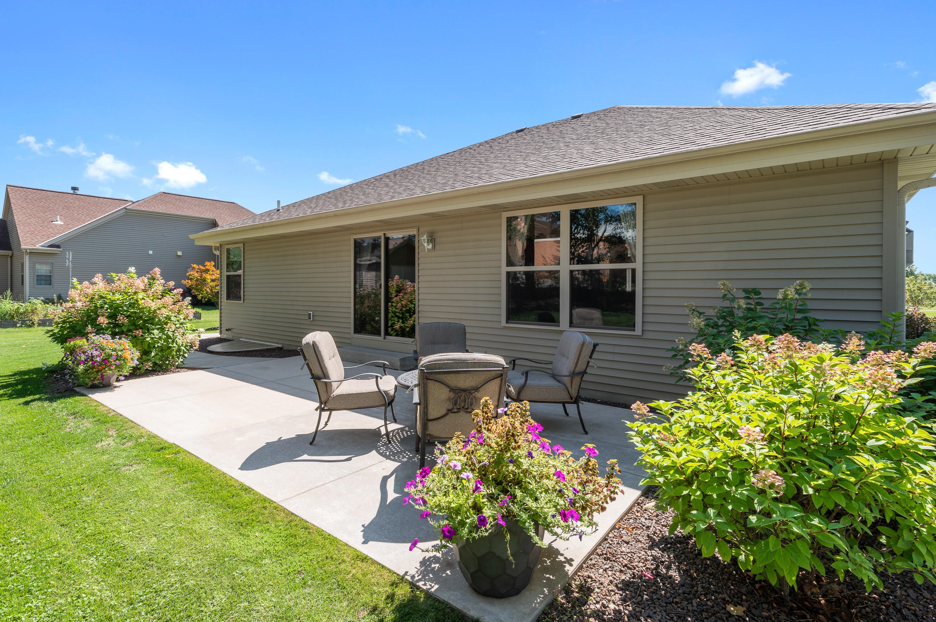 3880 Green Meadows Ct, Oak Creek WI  53154-6653 exterior