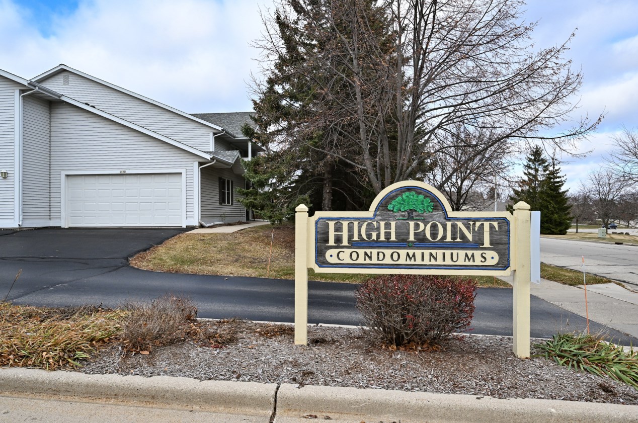 206 Bur Oak Ln, Grafton WI  53024-2961 exterior