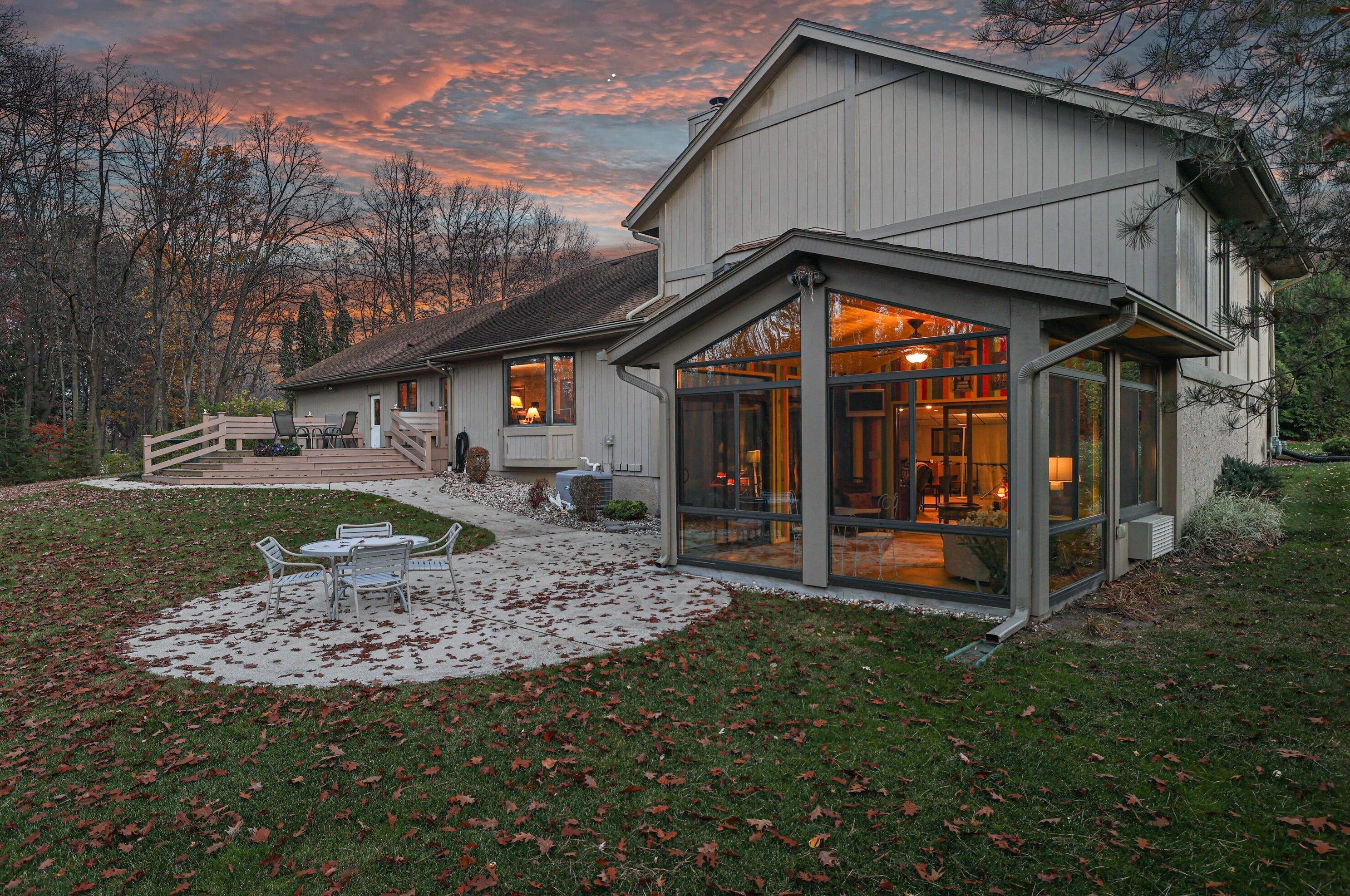 279 High Forest Dr, Cedarburg, WI 53012