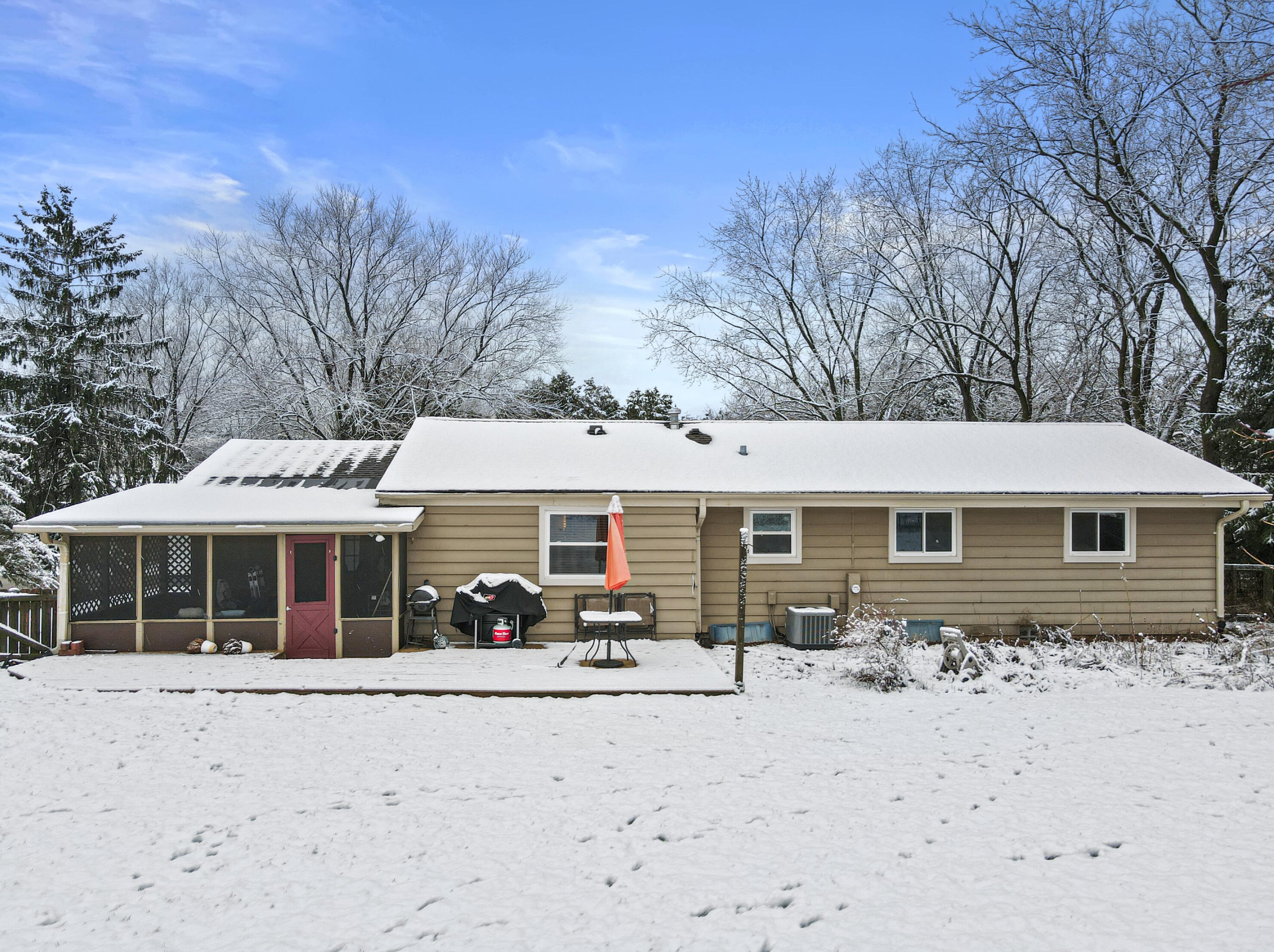 304 Oneida St, Delafield WI  53018-1861 exterior