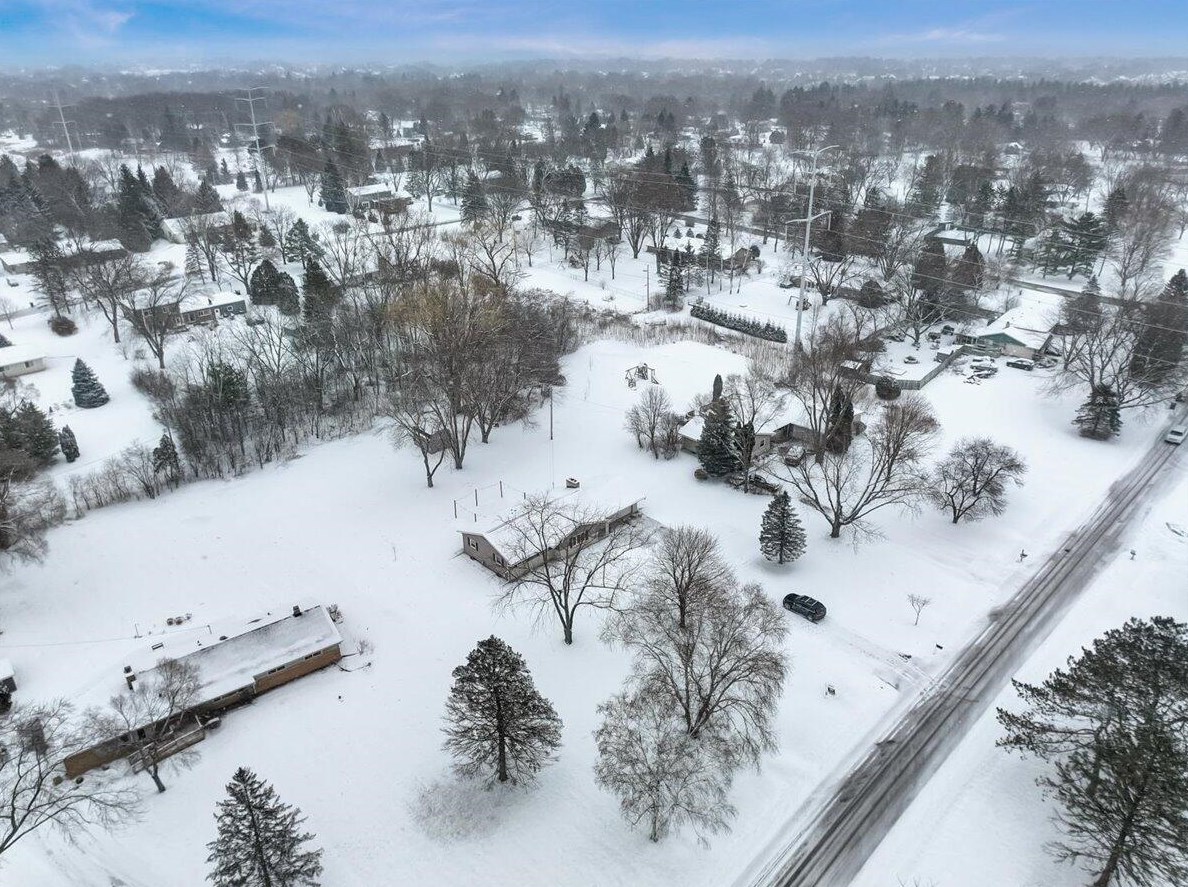 8402 W Hillview Dr, Thiensville, WI 53097