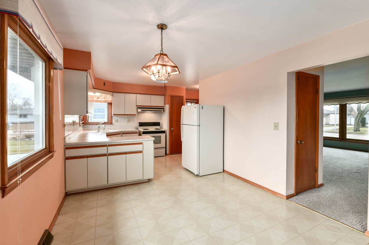 5970 Delaware Ave, Cudahy WI 53110-2849 exterior