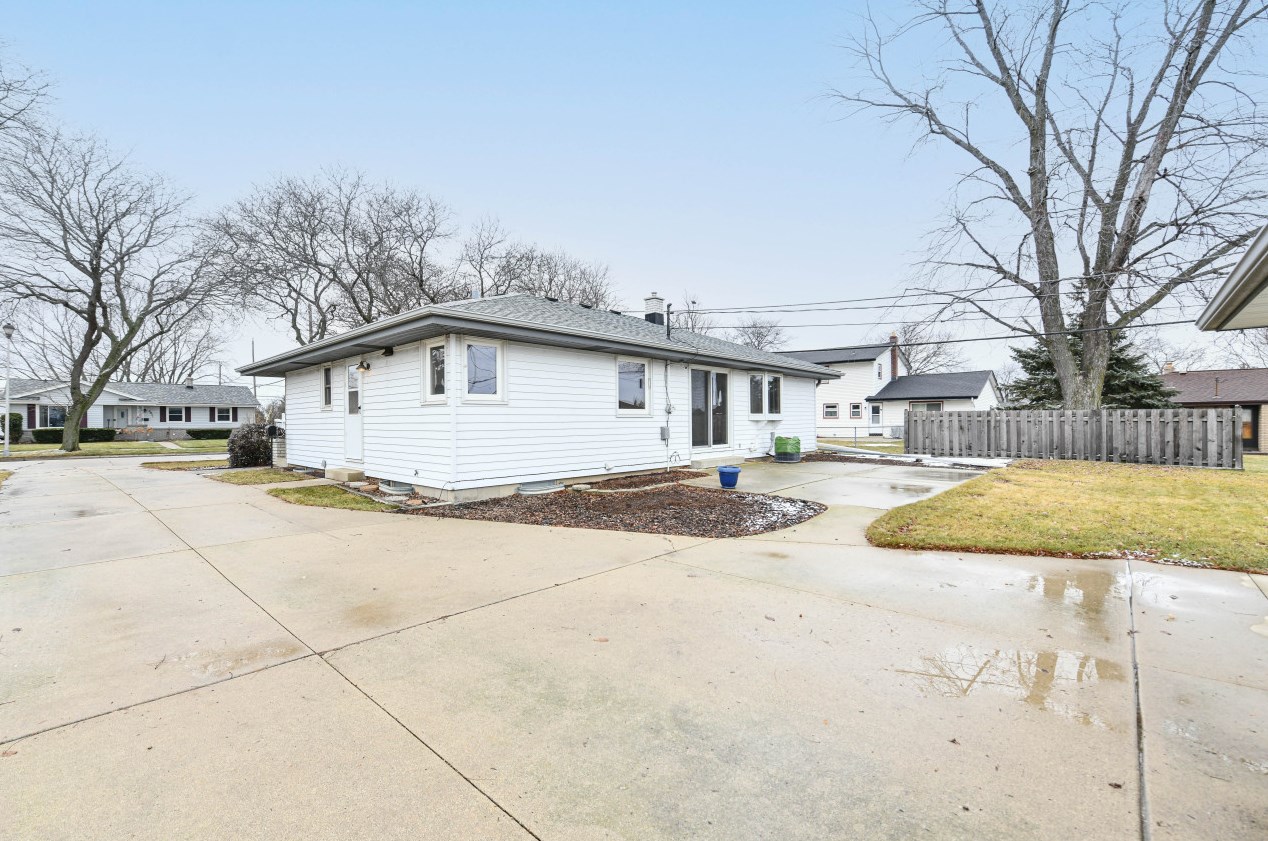 5970 Delaware Ave, Cudahy WI 53110-2849 exterior