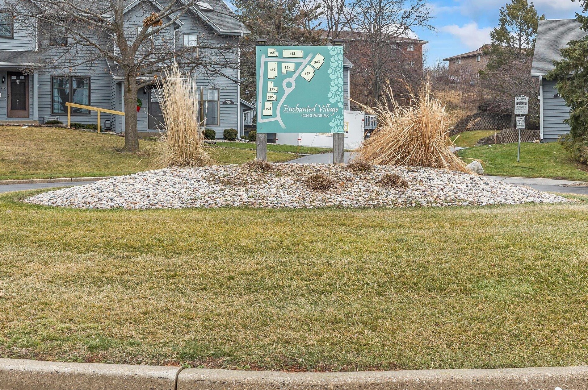 359 Lexington Ct, Pewaukee WI 53072-3995 exterior