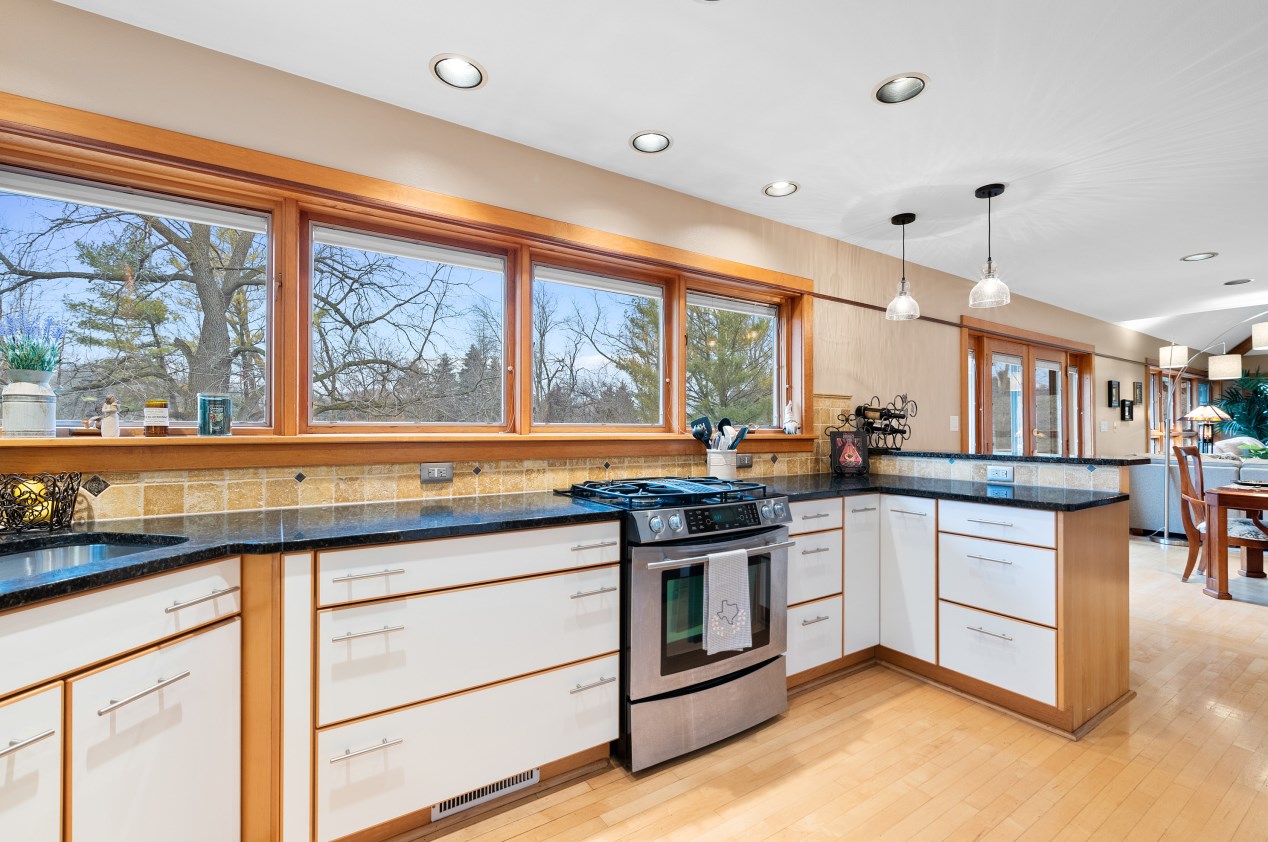 4702 Willow Creek Ln, Sheboygan WI  53083-2158 exterior