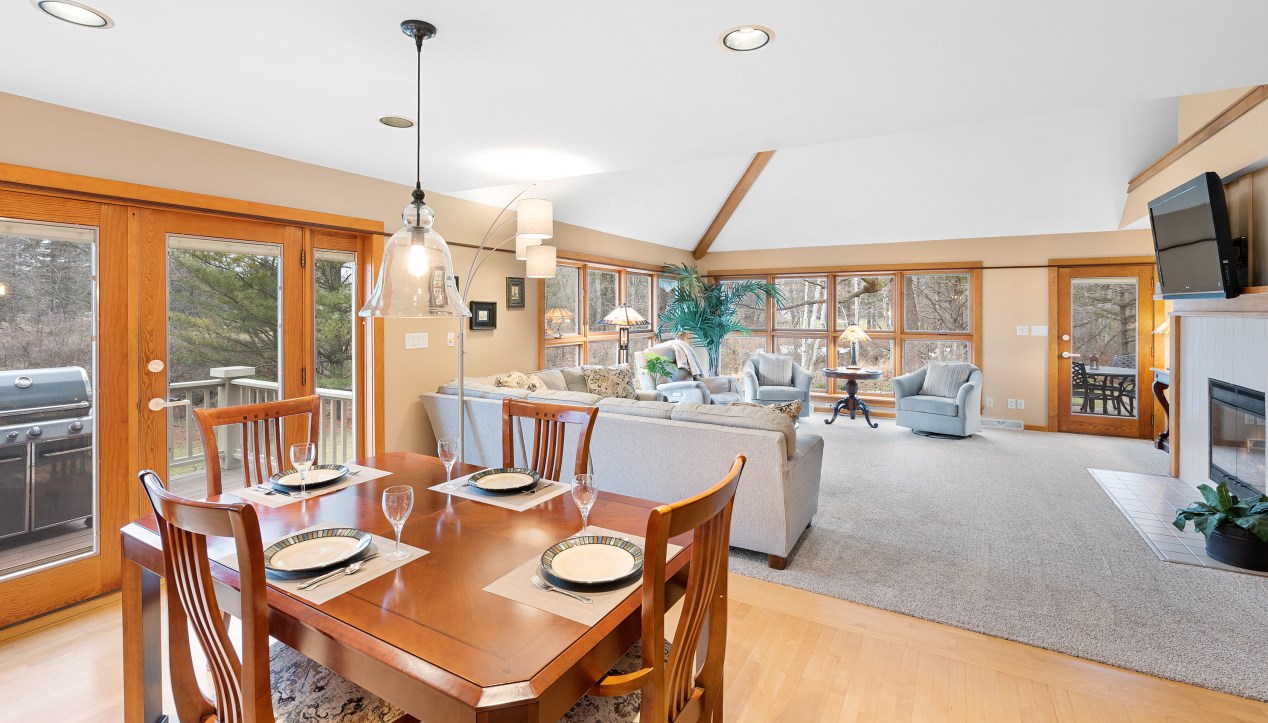 4702 Willow Creek Ln, Sheboygan WI  53083-2158 exterior