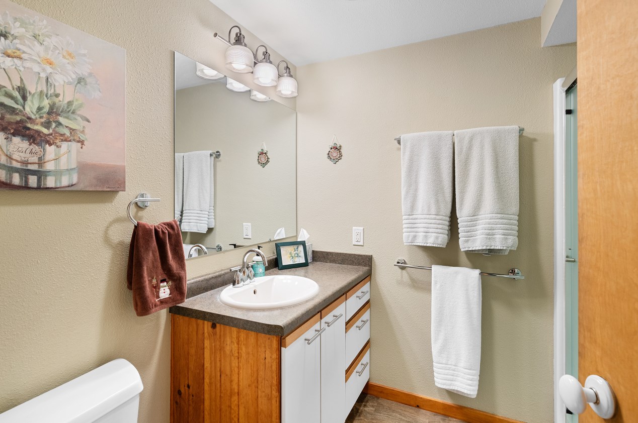 4702 Willow Creek Ln, Sheboygan WI  53083-2158 exterior