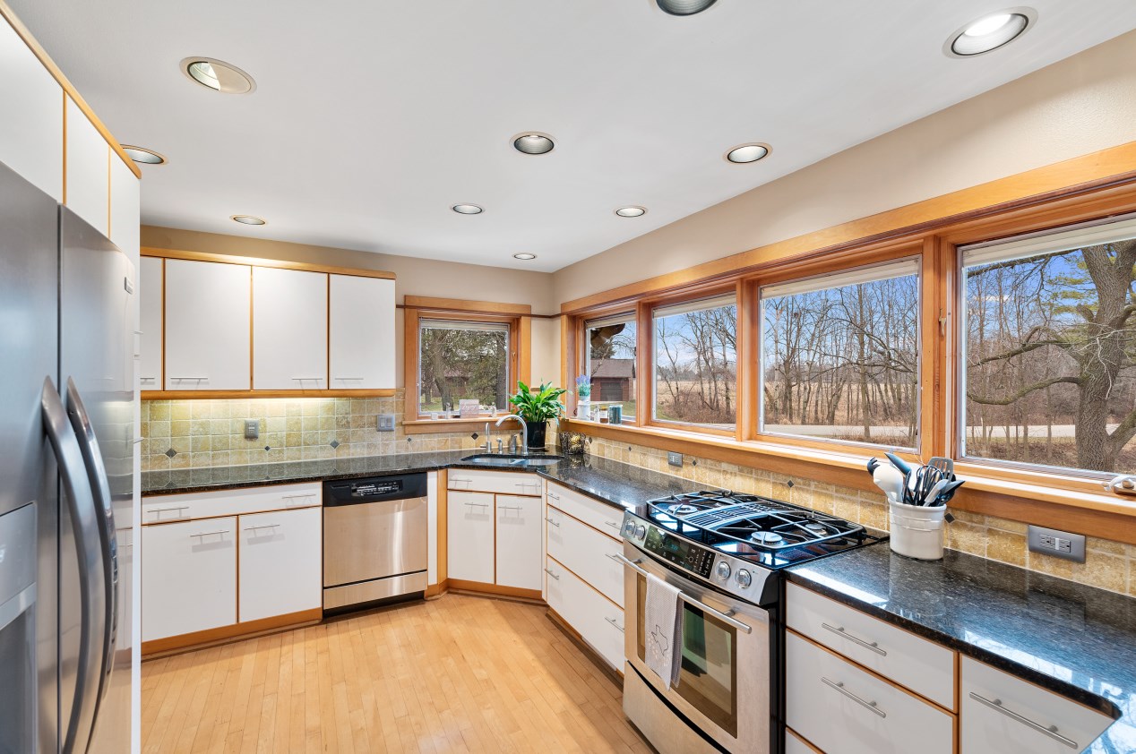 4702 Willow Creek Ln, Sheboygan WI  53083-2158 exterior