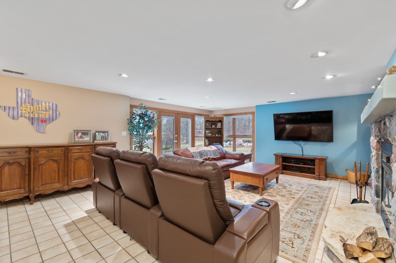 4702 Willow Creek Ln, Sheboygan WI  53083-2158 exterior