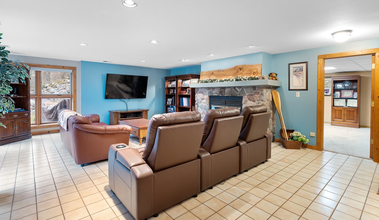 4702 Willow Creek Ln, Sheboygan WI  53083-2158 exterior