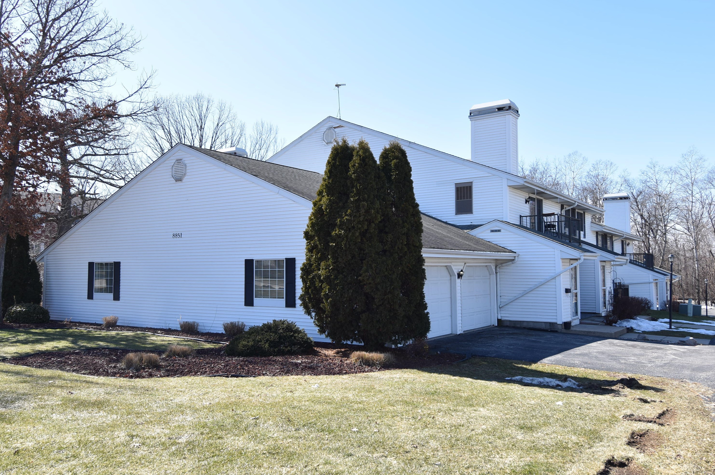 8851 Wood Creek Dr, Oak Creek WI  53154-7522 exterior
