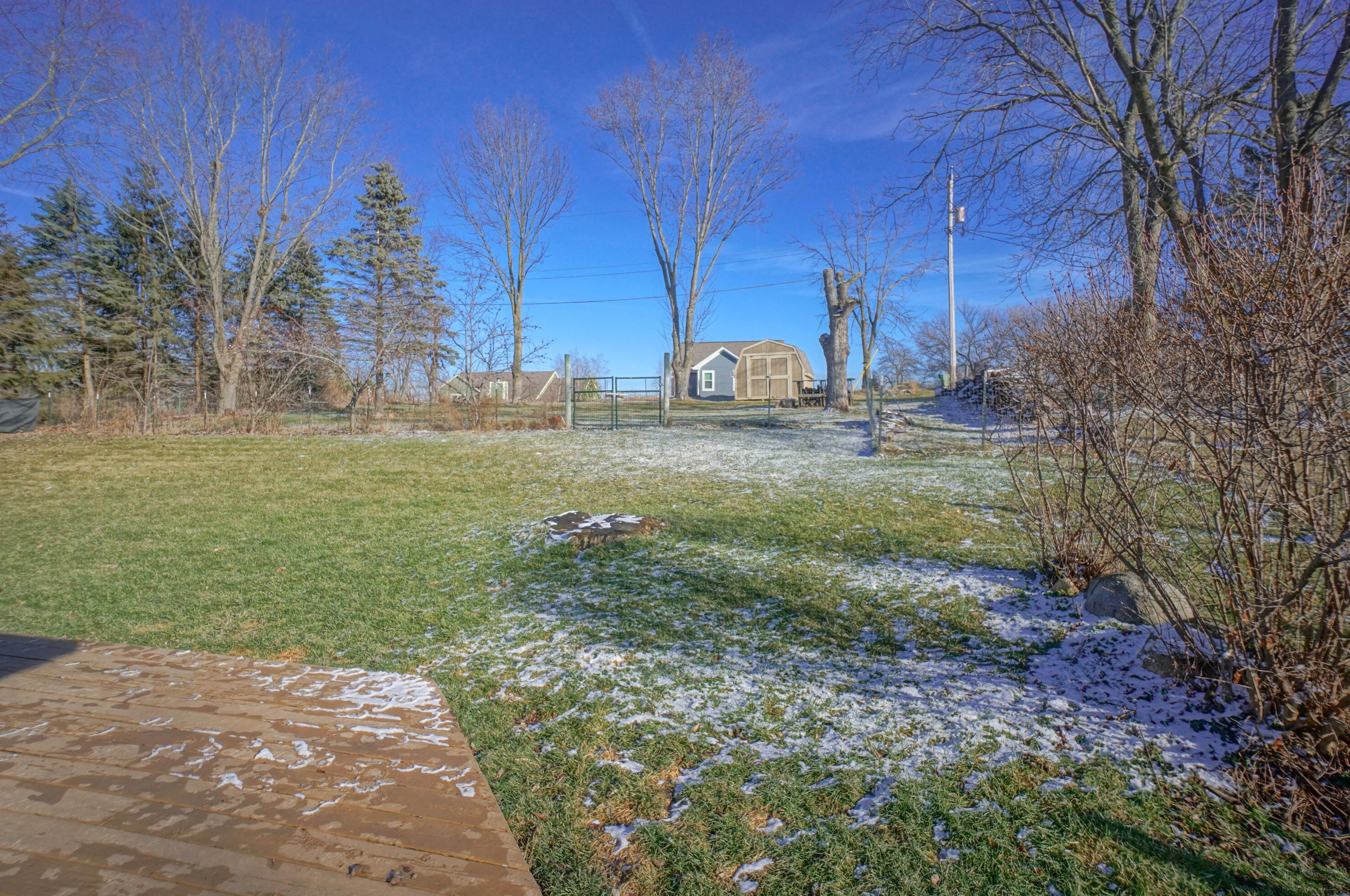 304 Oneida St, Delafield WI  53018-1861 exterior