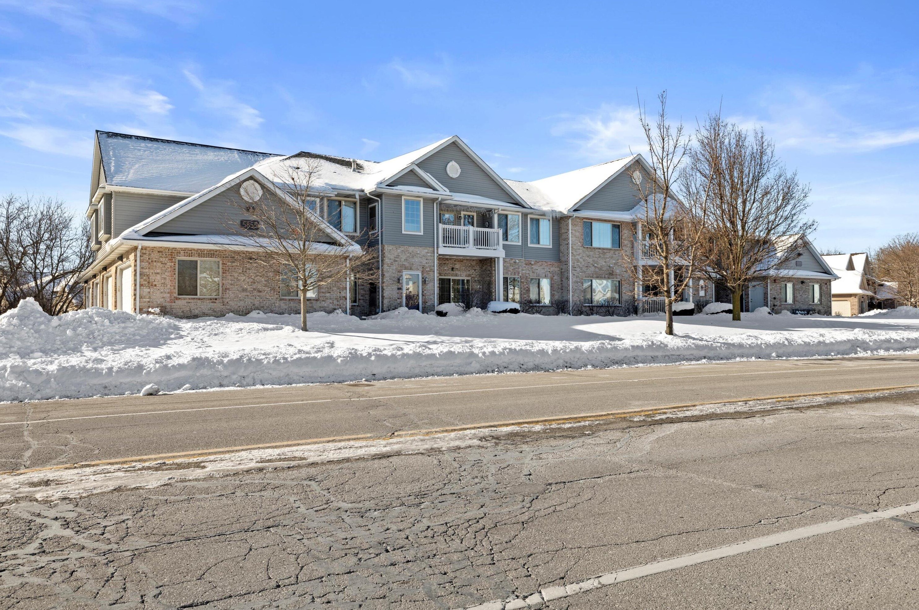 5855 Kinzie Ave, Racine WI  53406-4074 exterior