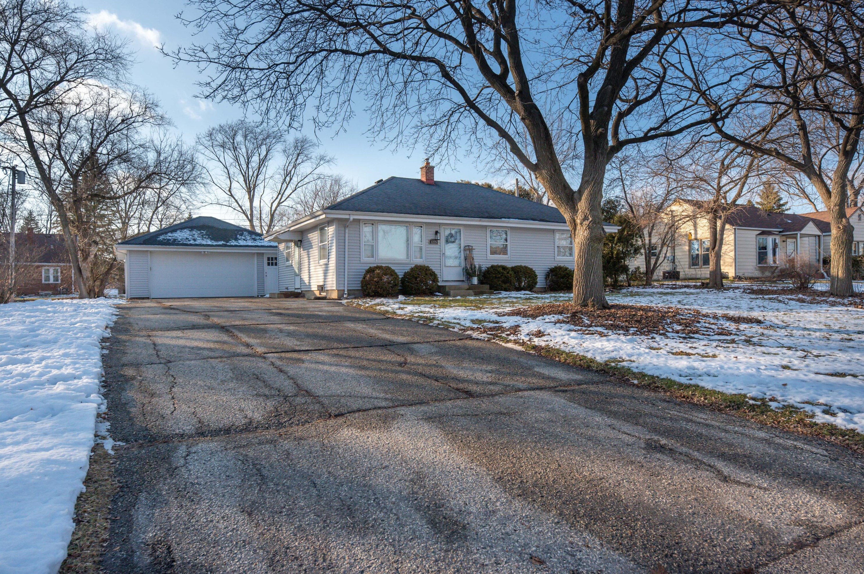 1275 Chester St, Brookfield WI  53005-7112 exterior