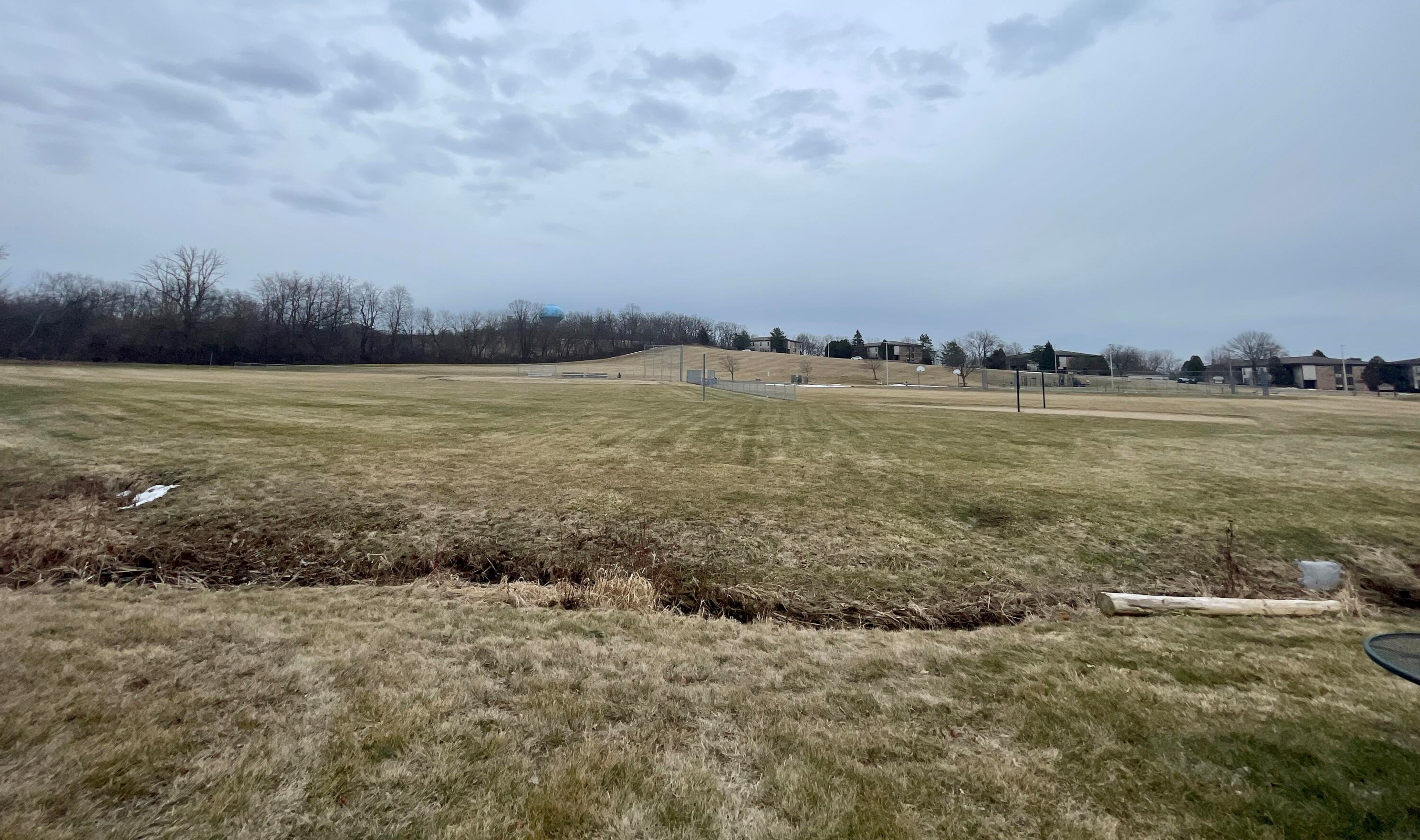 1352 Meadowcreek Dr, Pewaukee WI  53072-5619 exterior