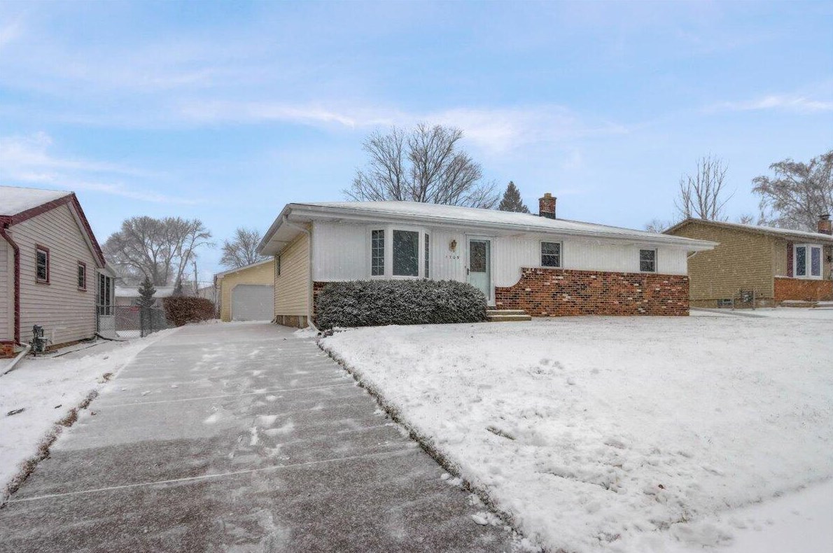 1709 Edgewood Ave, South Milwaukee WI  53172-3407 exterior