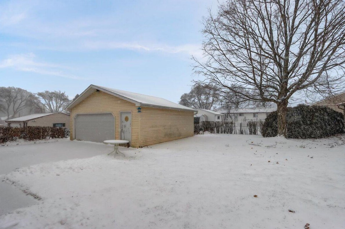 1709 Edgewood Ave, South Milwaukee WI  53172-3407 exterior