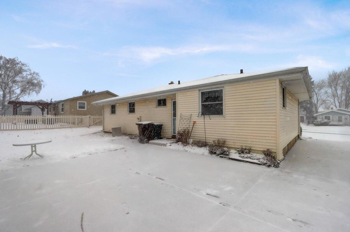 1709 Edgewood Ave, South Milwaukee WI  53172-3407 exterior