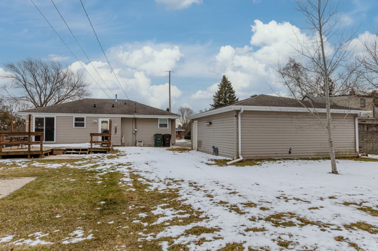 7156 Cliffside Dr, Racine WI  53402-1286 exterior