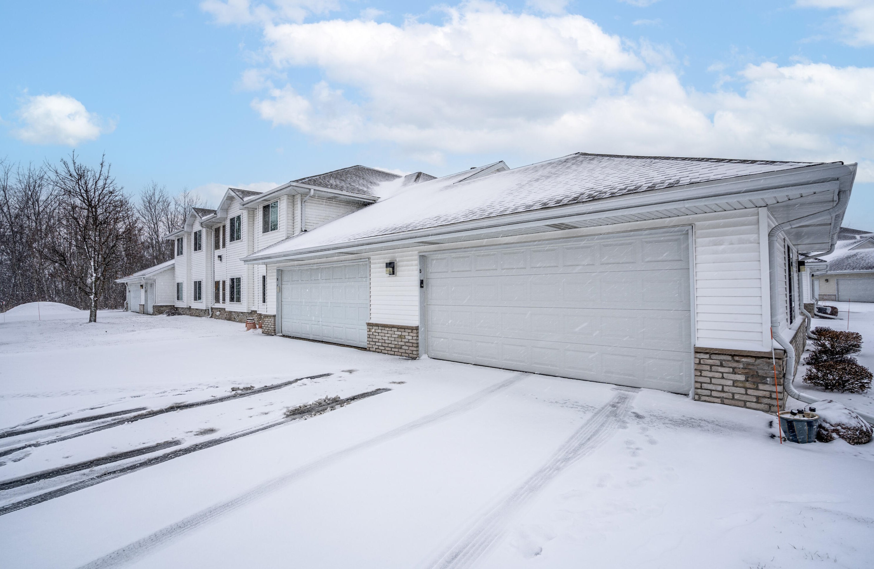 6145 Creekside Dr, Cudahy WI  53110-3426 exterior