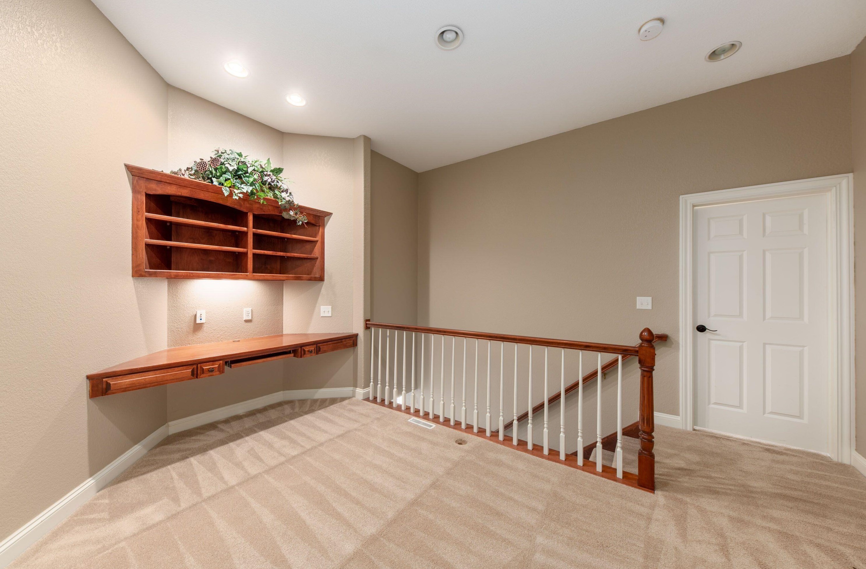 1091 Oak Cir, Pewaukee WI  53072-1926 exterior