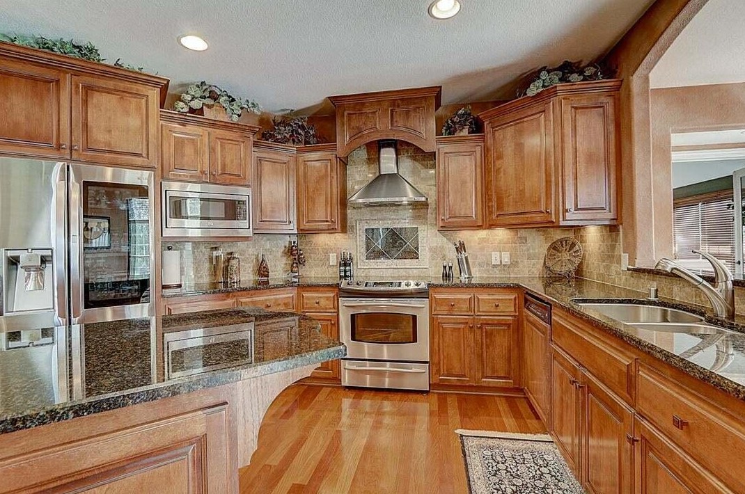 1091 Oak Cir, Pewaukee WI  53072-1926 exterior