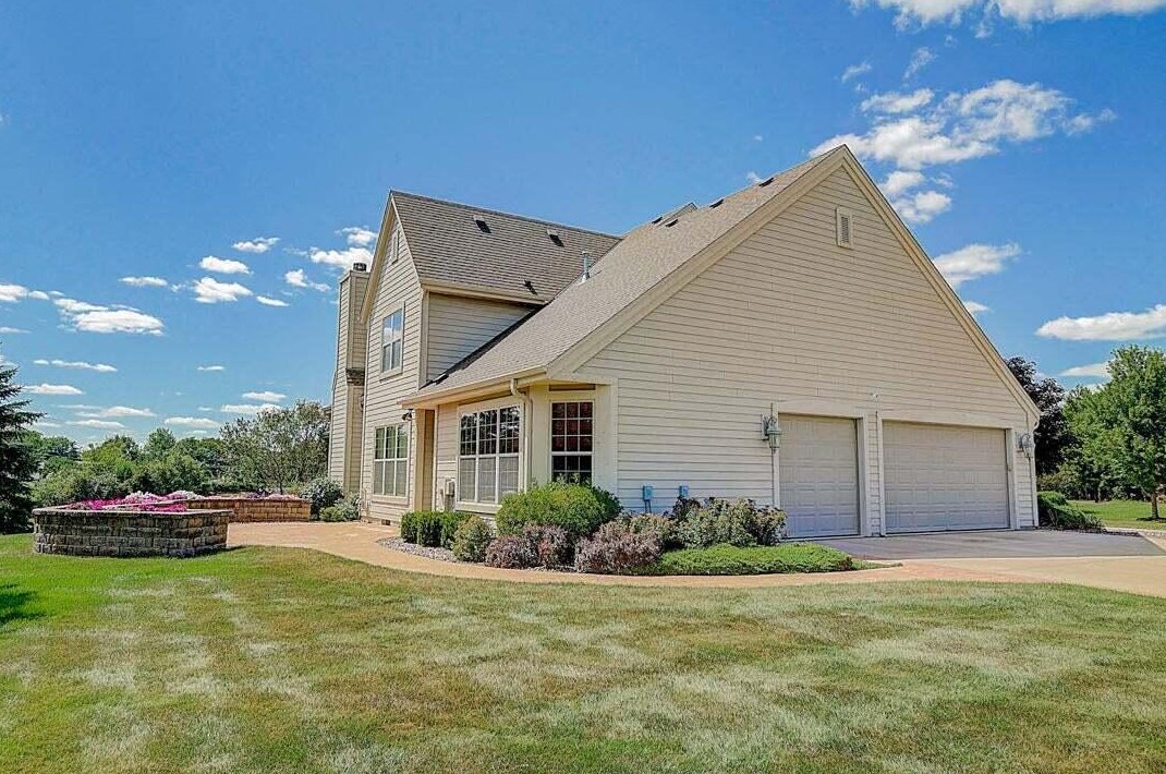 1091 Oak Cir, Pewaukee WI  53072-1926 exterior
