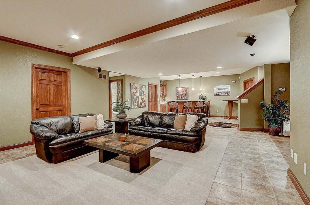 1091 Oak Cir, Pewaukee WI  53072-1926 exterior